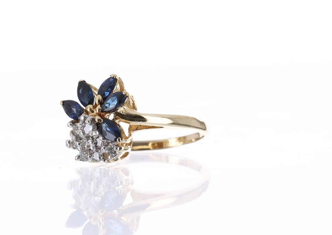 0,53 TCW Vintage 14K Gelbgold Natürlicher Echter Blauer Saphir & Diamanten Cocktail Ring. Das Stück wurde von Hand aus massivem Gelbgold gefertigt. Die birnen- und marquiseförmigen Saphire sind 100% echt und von guter Qualität. Die schönen Saphire