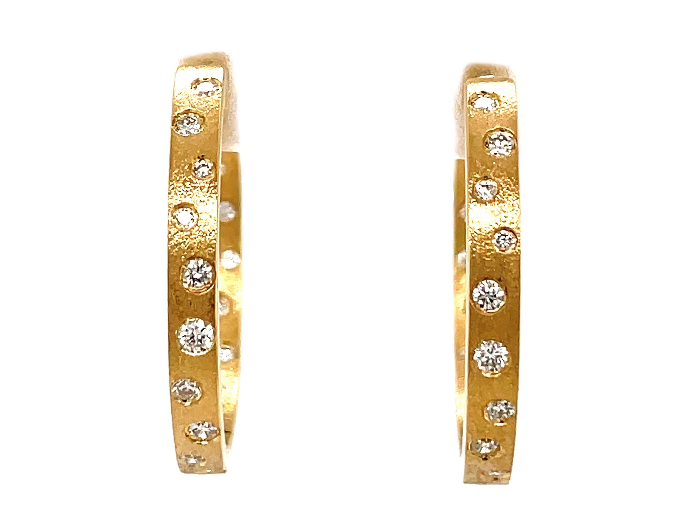 Diese Flush Set Circle Hoop Earring enthalten 0,54 Karat runde weiße Diamanten, gefasst in 14K Gelbgold. Diese Ohrringe haben einen Durchmesser von 26 mm und sind in einem Satin-Finish gefertigt. 

Diese Diamantohrringe sind ein atemberaubendes und