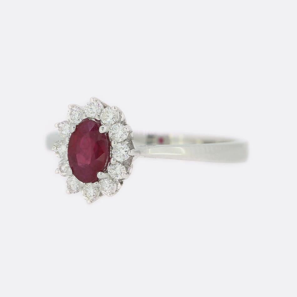 Anillo en racimo de rubí ovalado y diamantes de 0,54 quilates Corte oval en venta