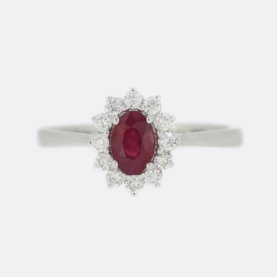 Anillo en racimo de rubí ovalado y diamantes de 0,54 quilates en Bueno estado para la venta en London, GB