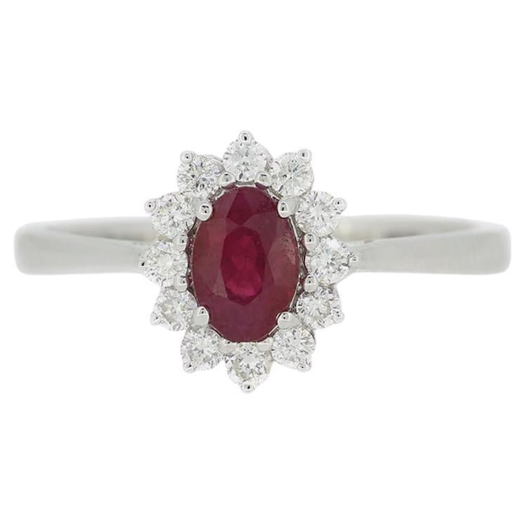 Anillo en racimo de rubí ovalado y diamantes de 0,54 quilates en venta