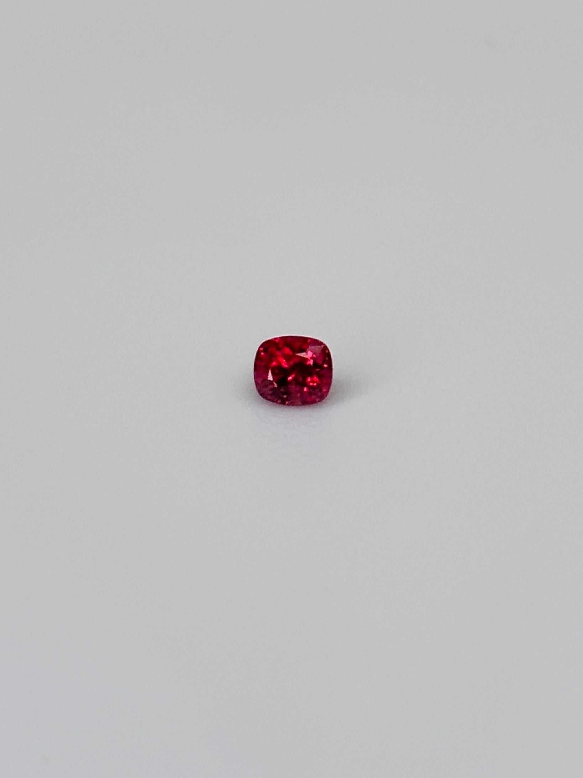 Il Myanmar, precedentemente noto come Birmania, è la patria di queste ambite gemme conosciute per i loro colori rosso e rosa di buon auspicio. Grazie alla forza e all'intensità dei colori, gli spinelli provenienti da quest'area potrebbero essere
