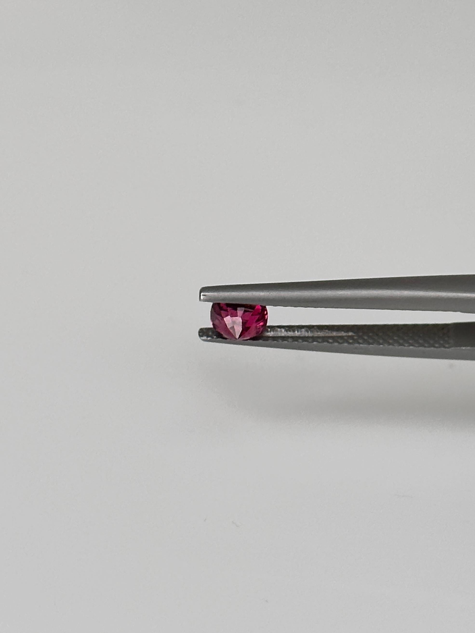0.54 Carat Reddish Pink Burmese Spinel In New Condition For Sale In Hua Hin, TH