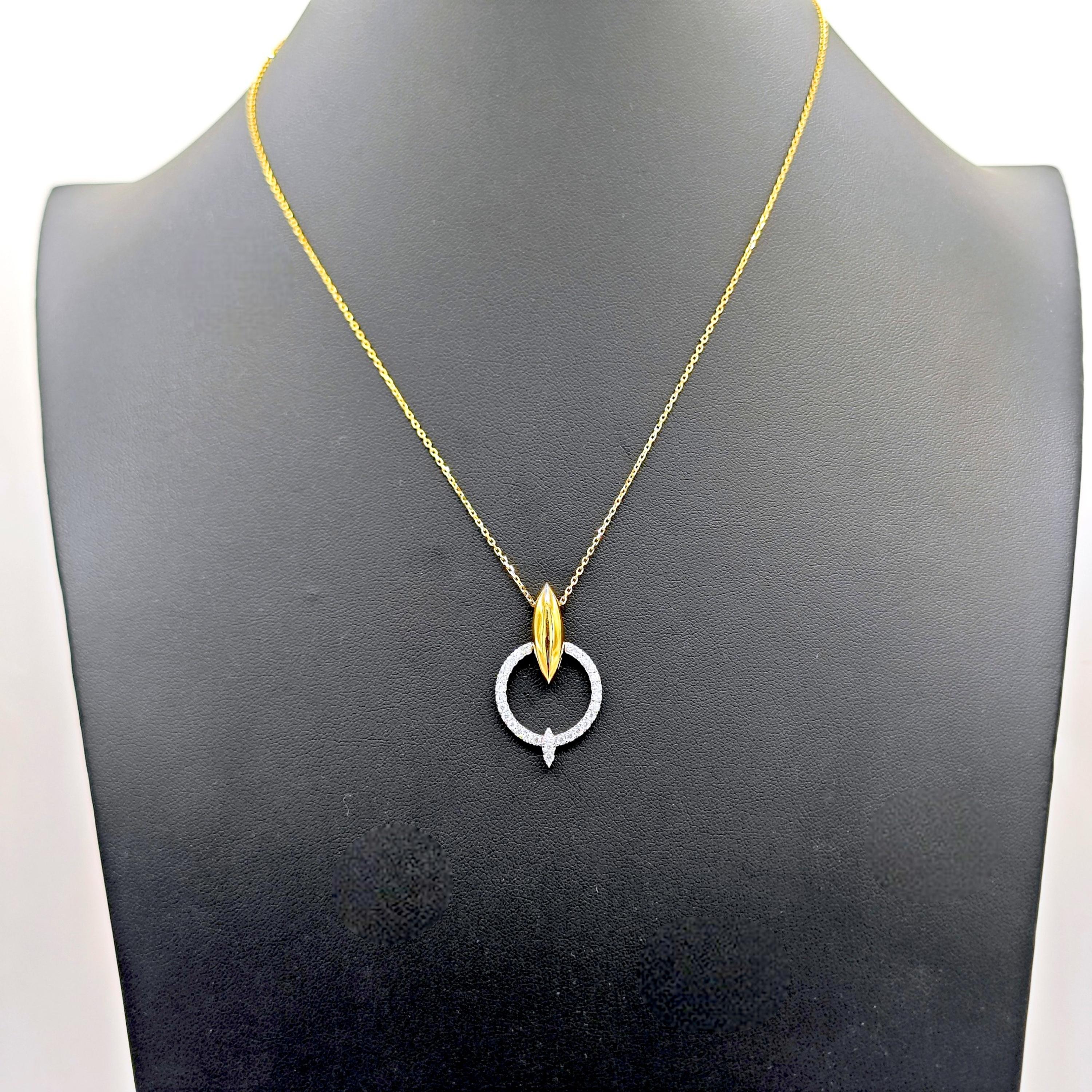 29 diamants blancs ronds : 0.54 Carats
Métal : or jaune et blanc 18 carats, 7,60 grammes
