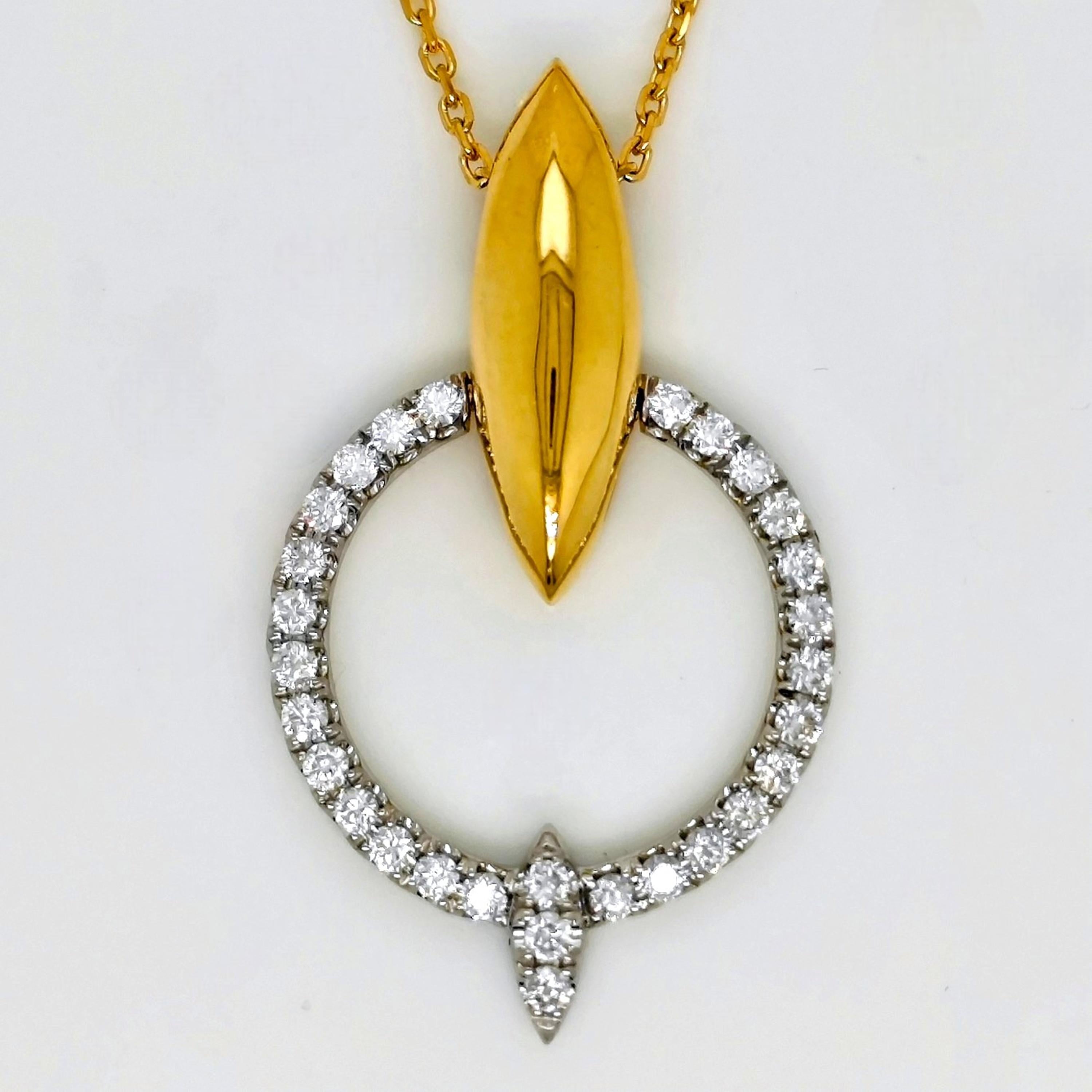 Taille ronde Collier en or jaune et blanc avec diamants ronds de 0,54 carat en vente