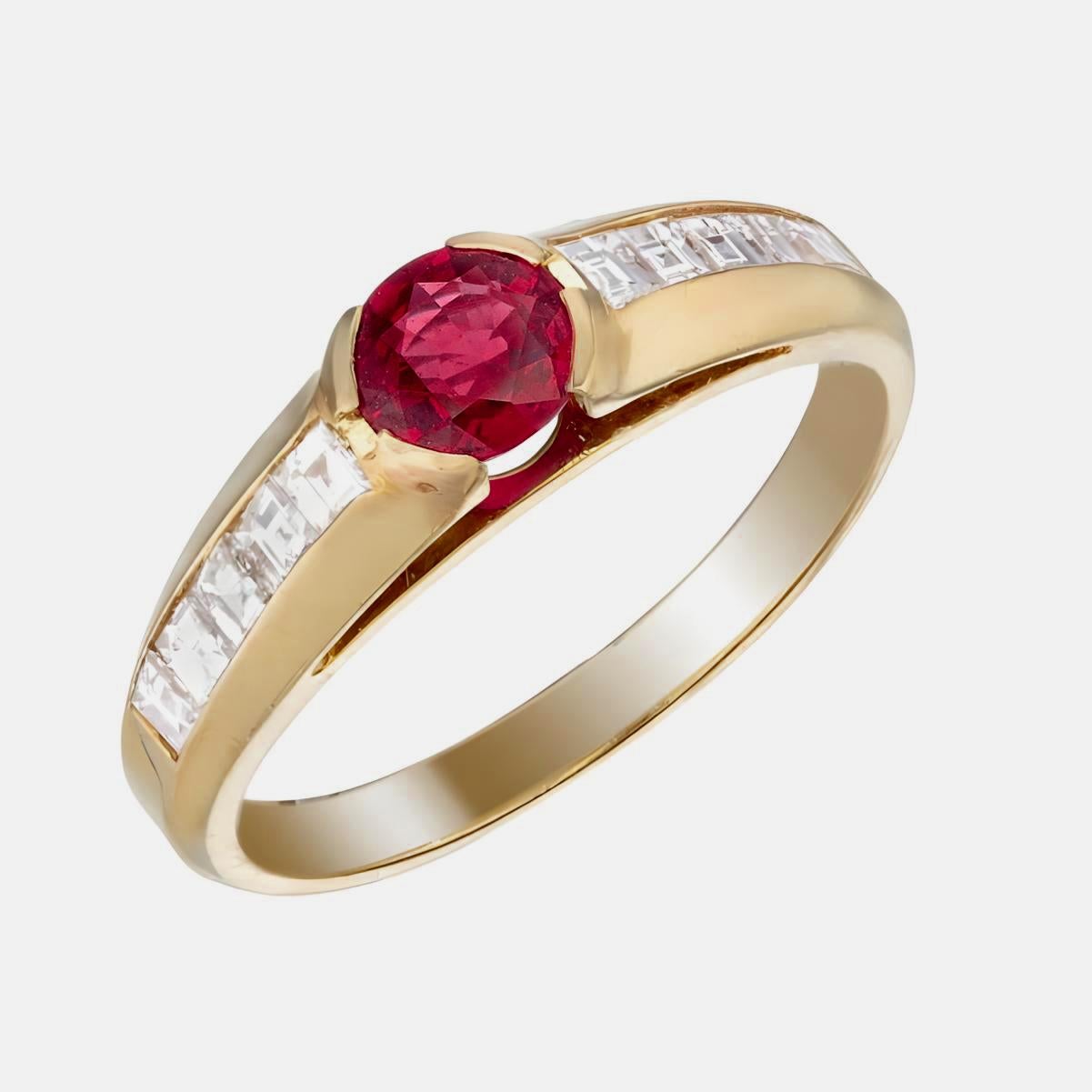 Dieser exquisite Rubin- und Diamantring von REWA Jewels ist aus 18 Karat Gelbgold gefertigt.

Der lebhafte thailändische Rubin in der Mitte des Schmuckstücks hat ein Gewicht von etwa 0,54 Karat.

Akzentuiert mit quadratischen Diamanten, 10 Stück mit