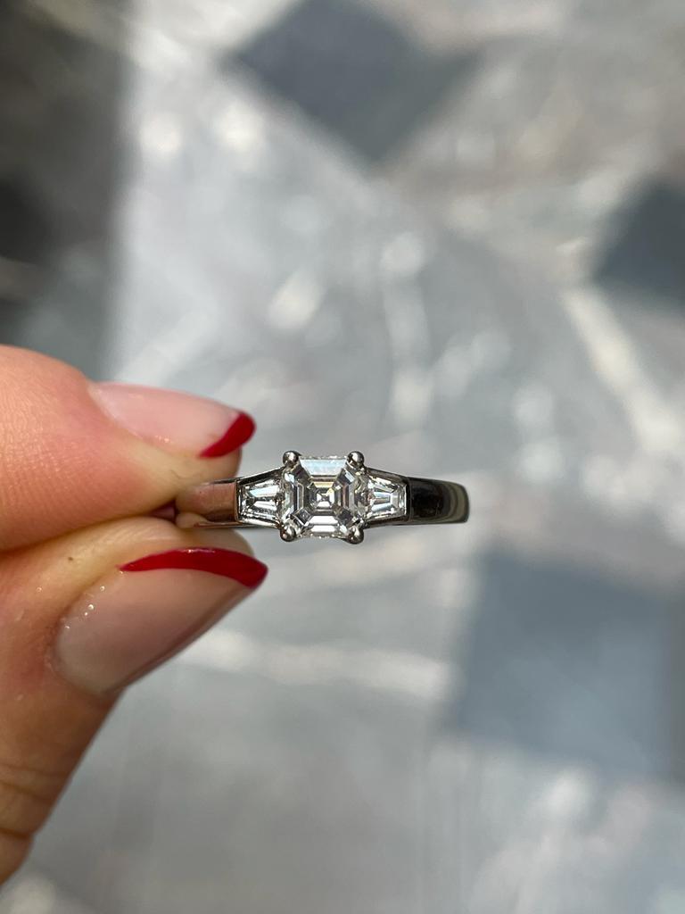 0,54 Karat Vintage Asscher-Schliff Drei Stein Diamant Platin Verlobungsring im Angebot 2