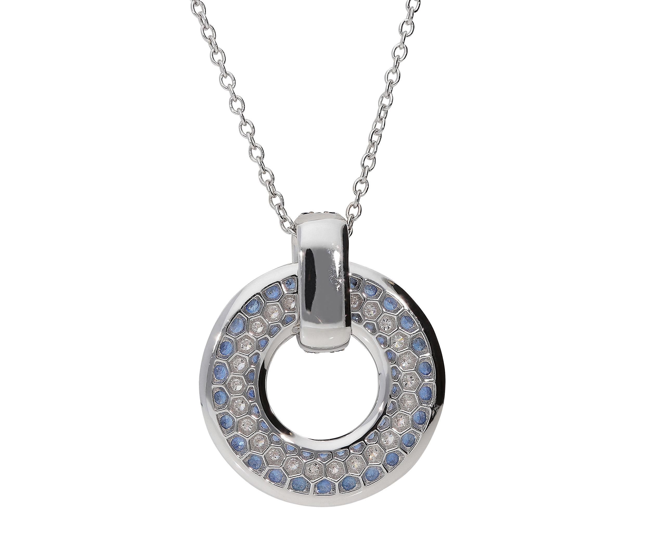 0.54 White GSI Diamonds 1.78 Blue Sapphires 18 Karat White Gold Circle Necklace (Rundschliff) im Angebot