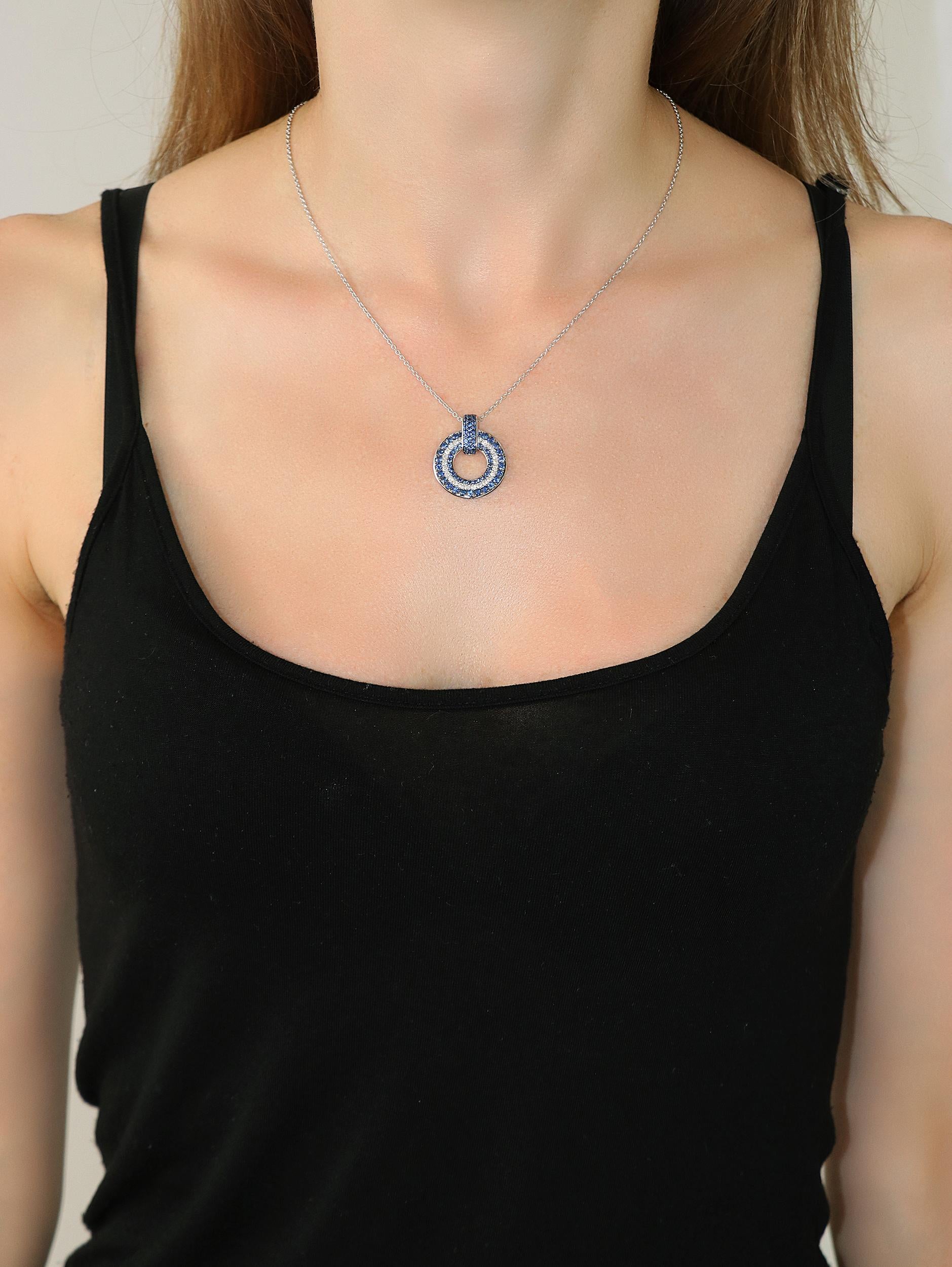 0.54 White GSI Diamonds 1.78 Blue Sapphires 18 Karat White Gold Circle Necklace im Zustand „Neu“ im Angebot in Valenza, IT