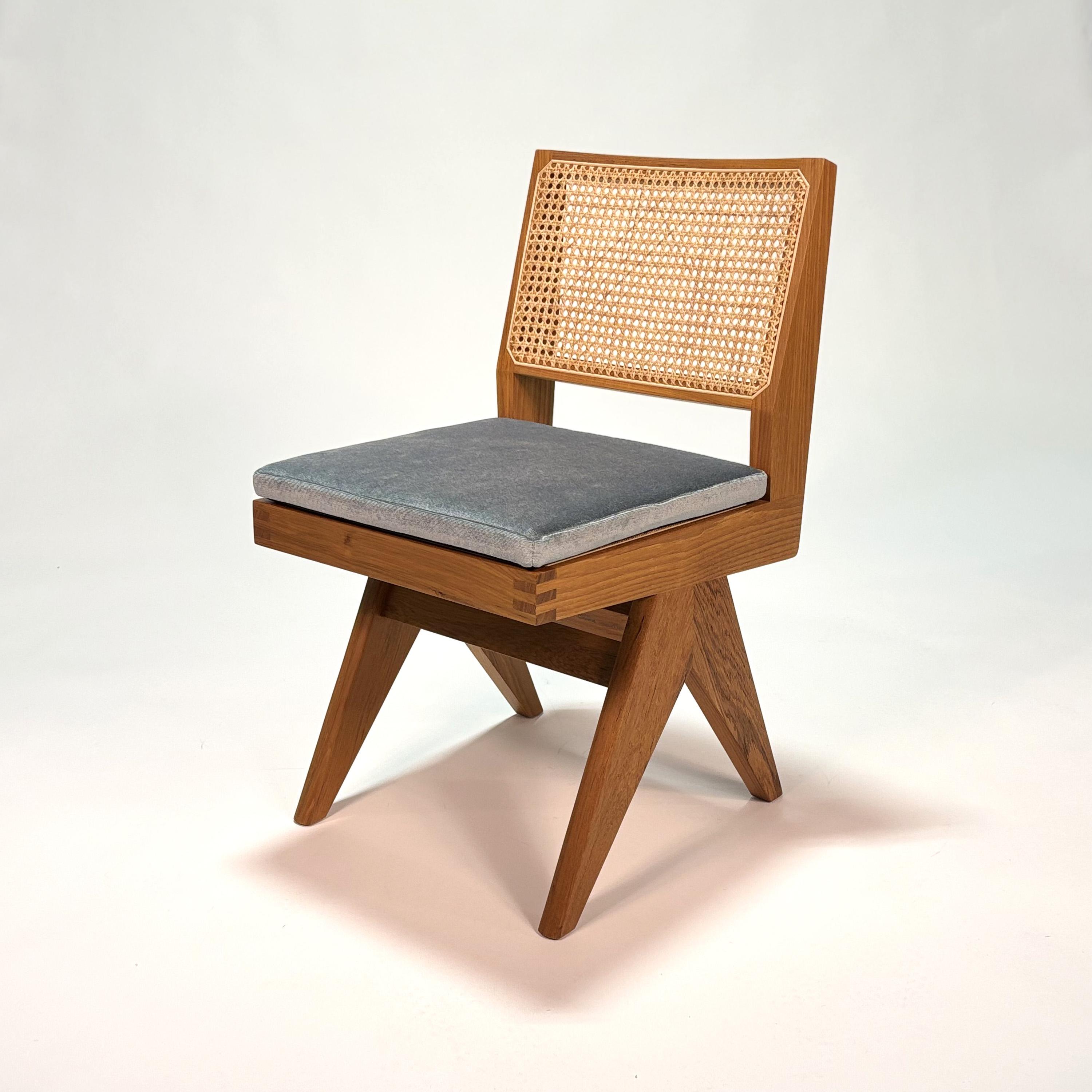 055 Capitol Complex Stuhl von Hommage a Pierre Jeanneret
Cassina
2019 / 2022

Birmanisches Teakholz mit Sitz und Rückenlehne aus geflochtenem Wiener Stroh. Sitzkissen aus Osaka-Stoff von Cassina.