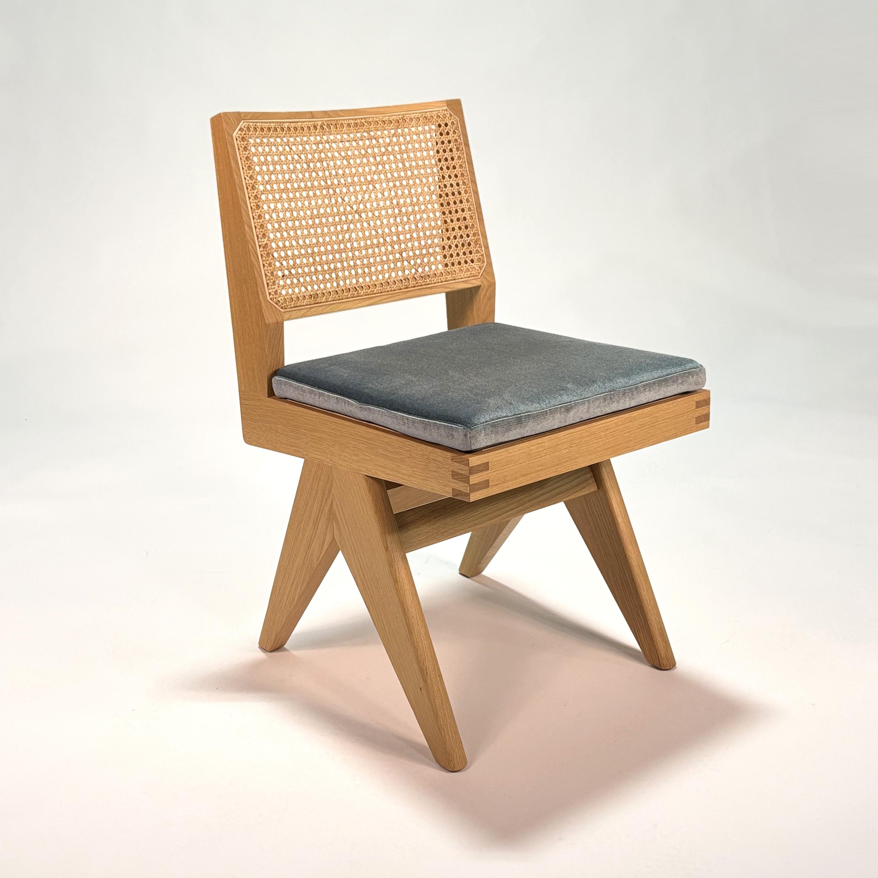 055 Capitol Complex Stuhl von Hommage a Pierre Jeanneret
Cassina
2019 / 2022

Eiche mit Sitz und Rückenlehne aus geflochtenem Vienna Straw. Sitzkissen aus Osaka-Stoff von Cassina.