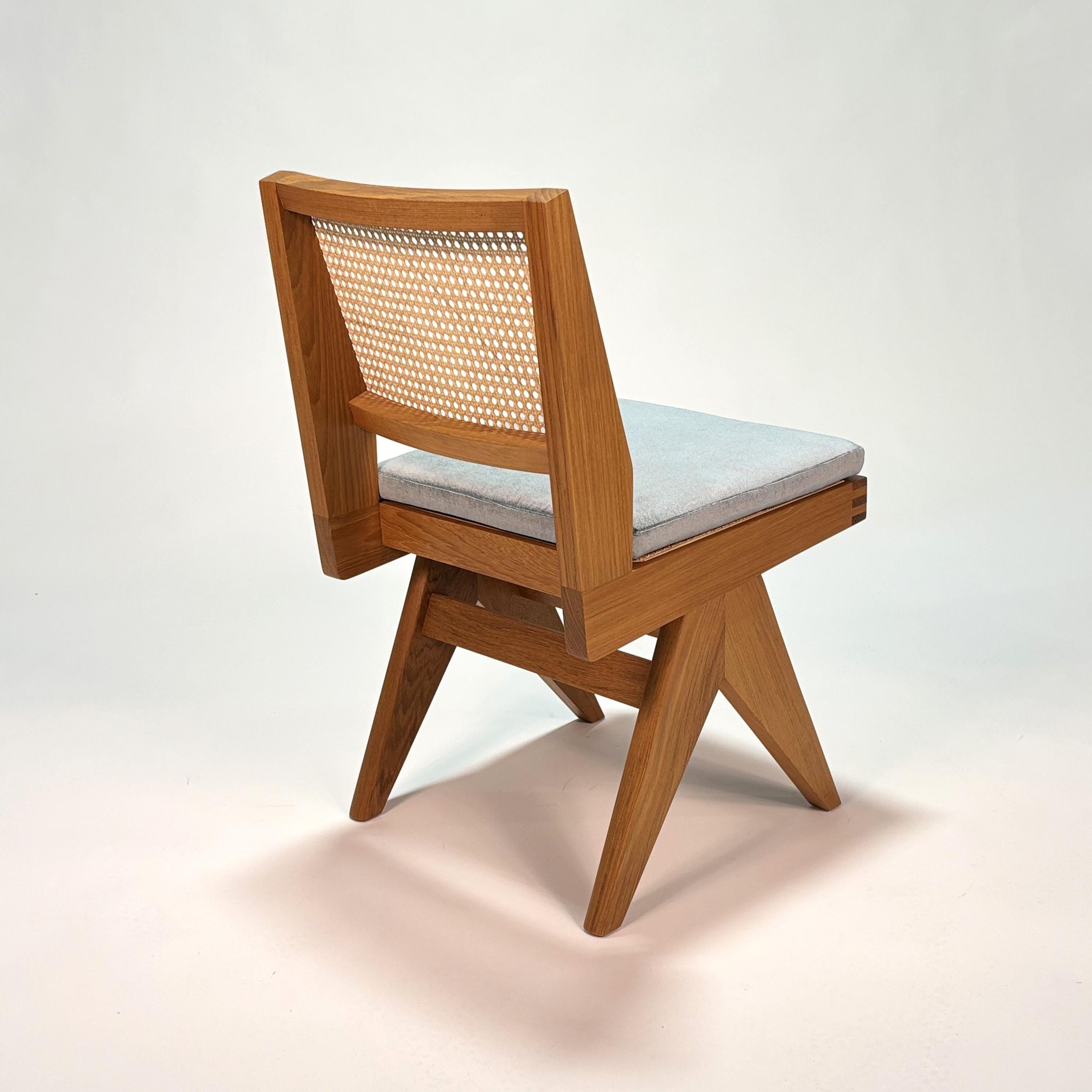 055 Capitol Complex Stuhl von Hommage a Pierre Jeanneret (21. Jahrhundert und zeitgenössisch) im Angebot