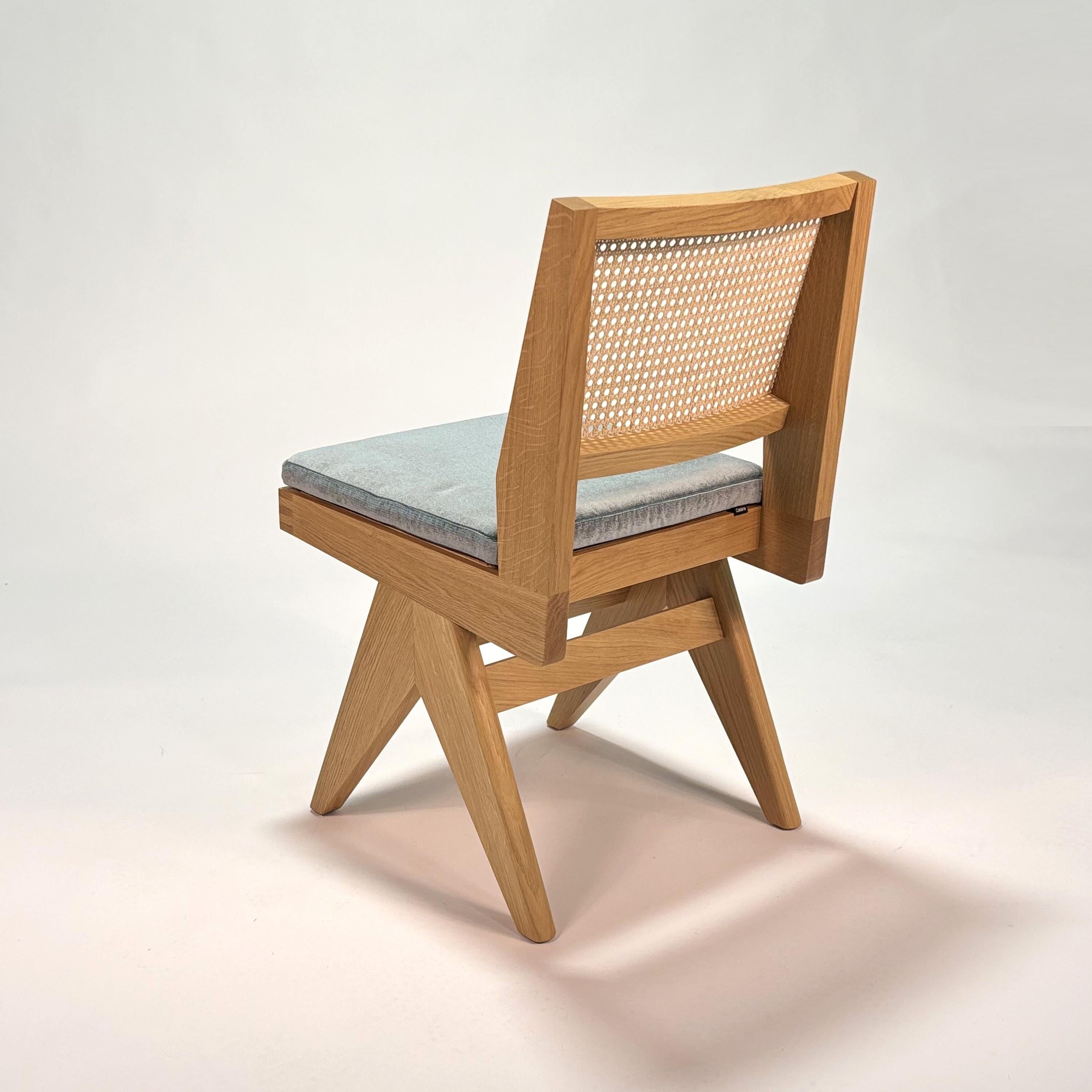 055 Capitol Complex Stuhl von Hommage a Pierre Jeanneret (21. Jahrhundert und zeitgenössisch) im Angebot