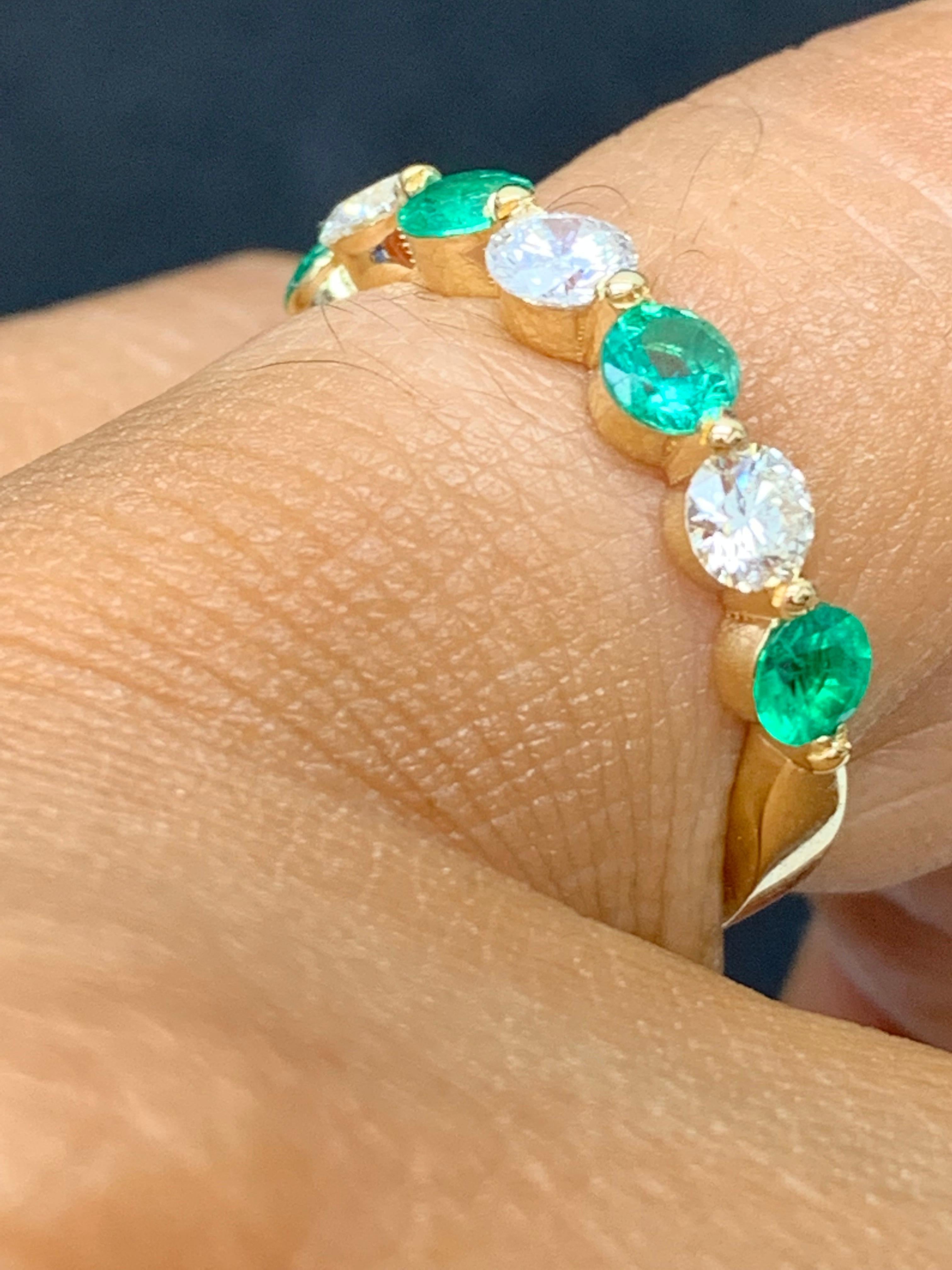 0,55 Carati Taglio Brilliante Smeraldo e Diamante 7 Pietre Fascia Nuziale 14K YellowGold in vendita 4