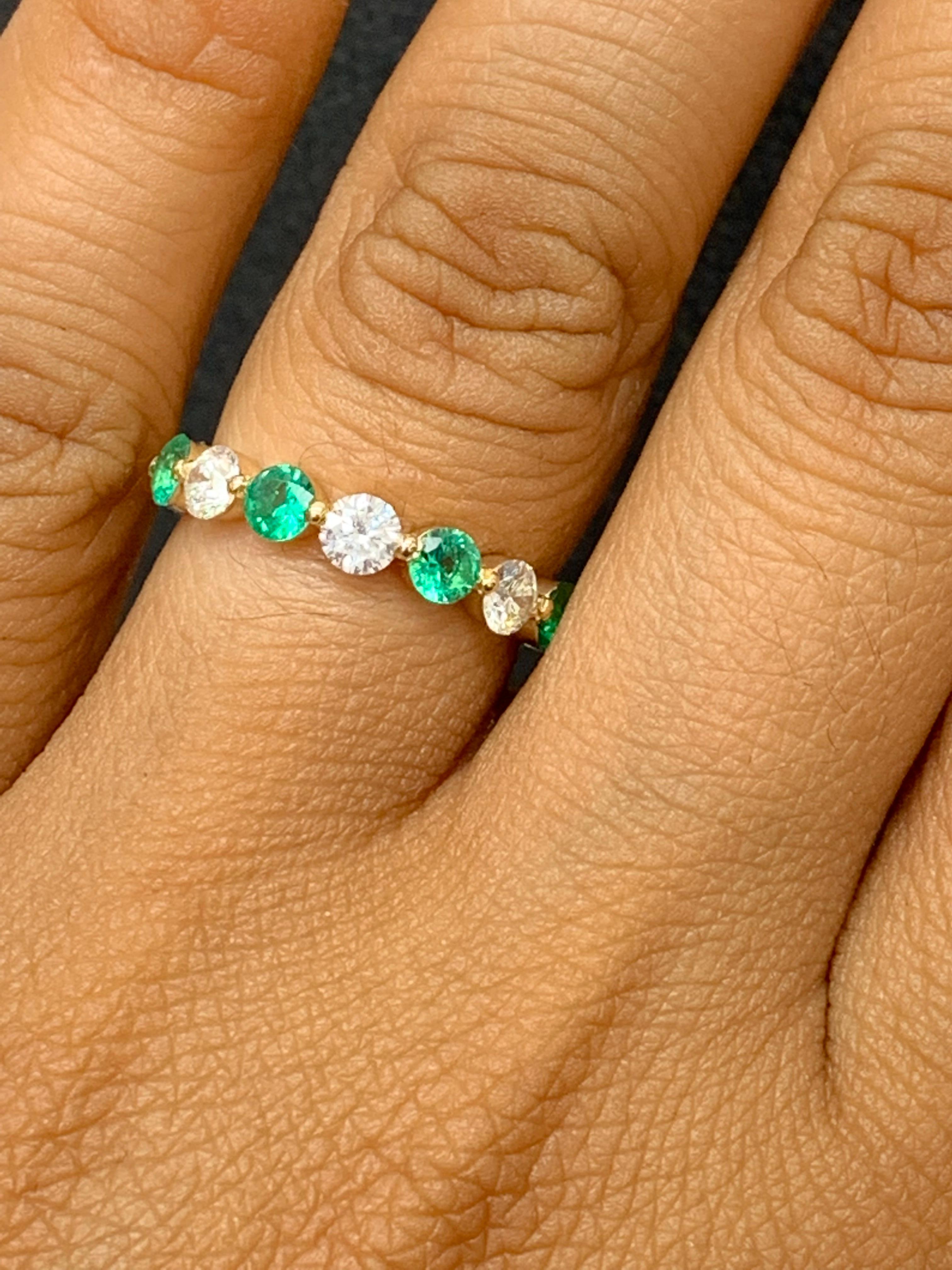 0,55 Carati Taglio Brilliante Smeraldo e Diamante 7 Pietre Fascia Nuziale 14K YellowGold in vendita 5