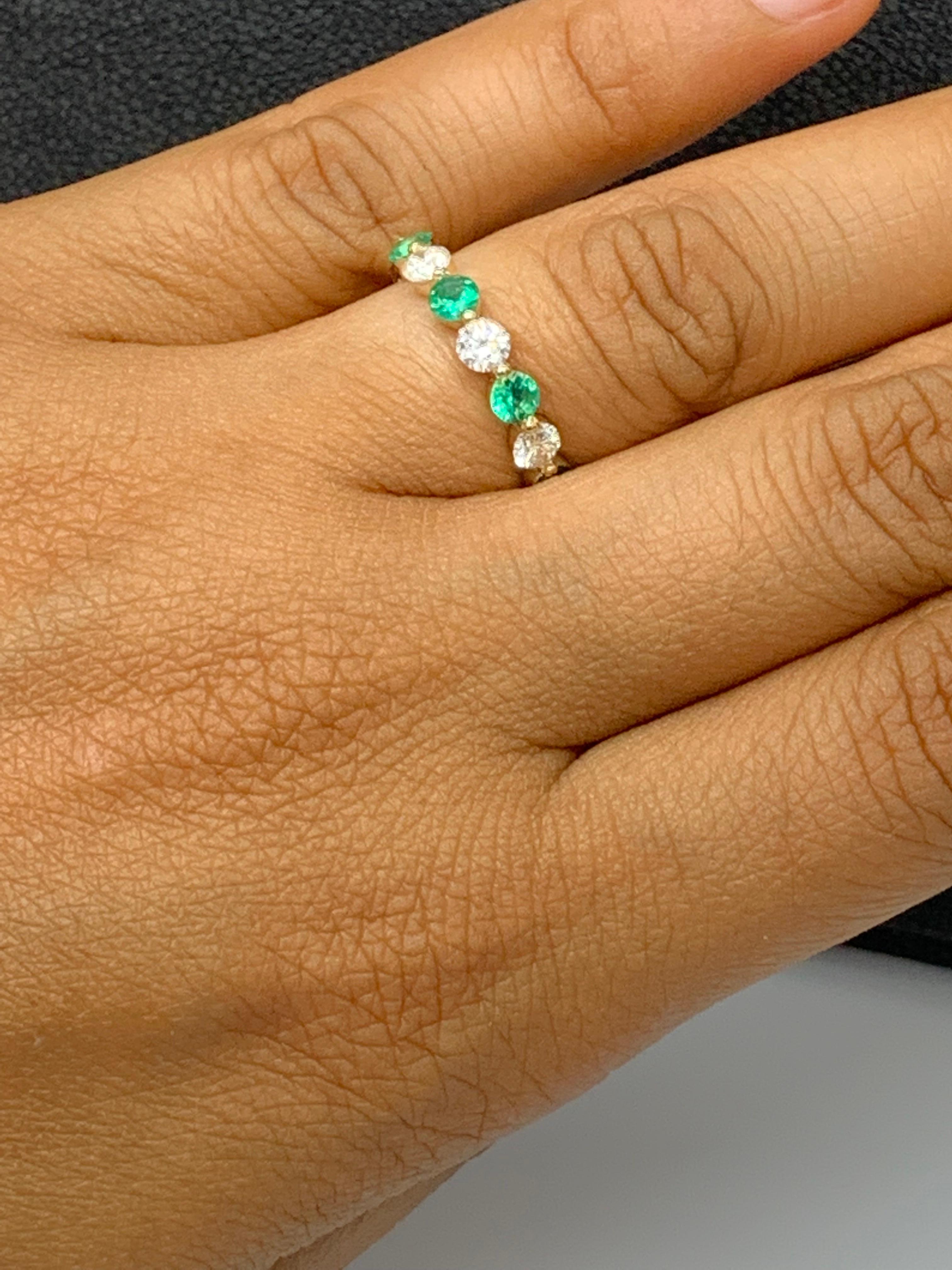 0,55 Carati Taglio Brilliante Smeraldo e Diamante 7 Pietre Fascia Nuziale 14K YellowGold in vendita 6