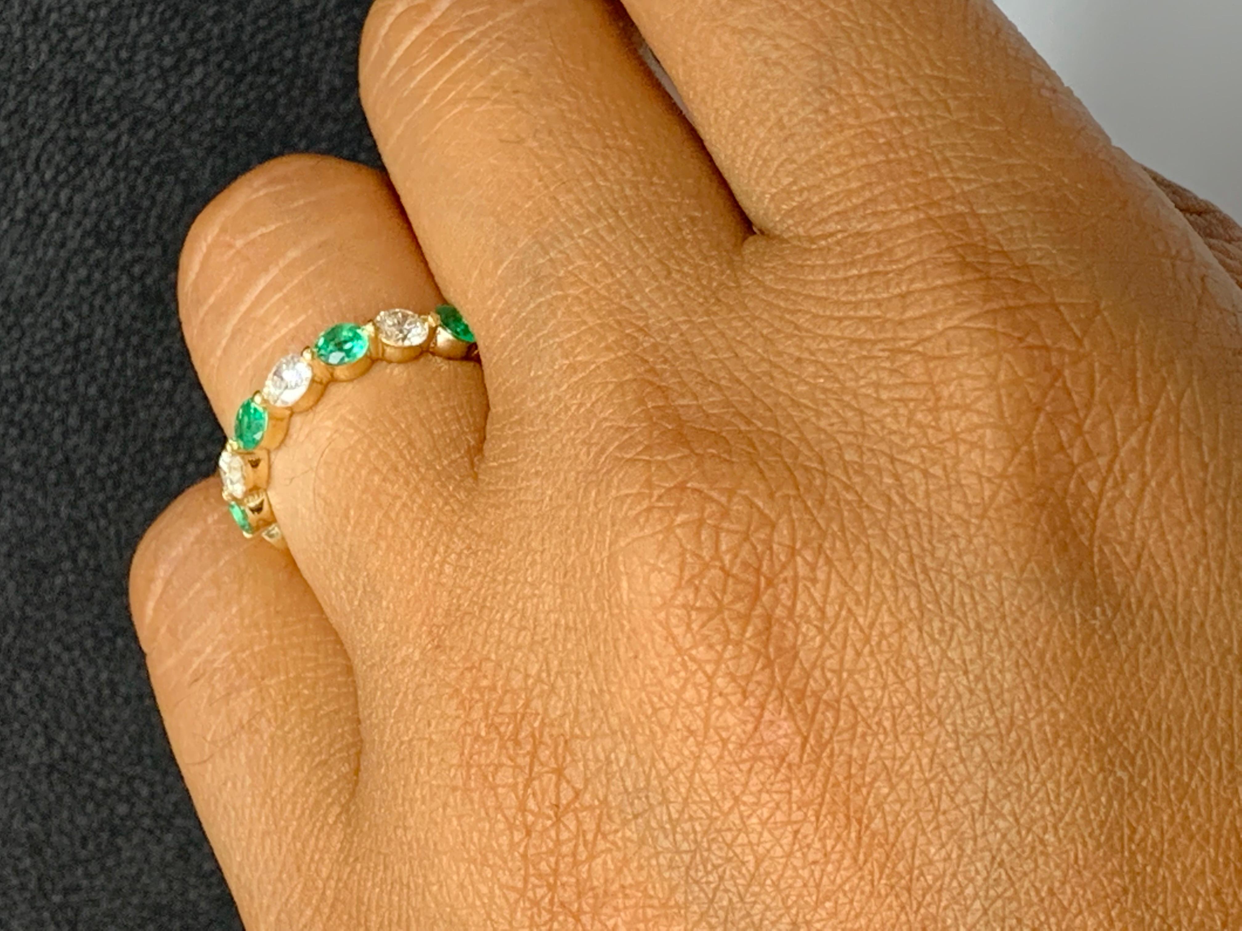 0,55 Carati Taglio Brilliante Smeraldo e Diamante 7 Pietre Fascia Nuziale 14K YellowGold in vendita 7