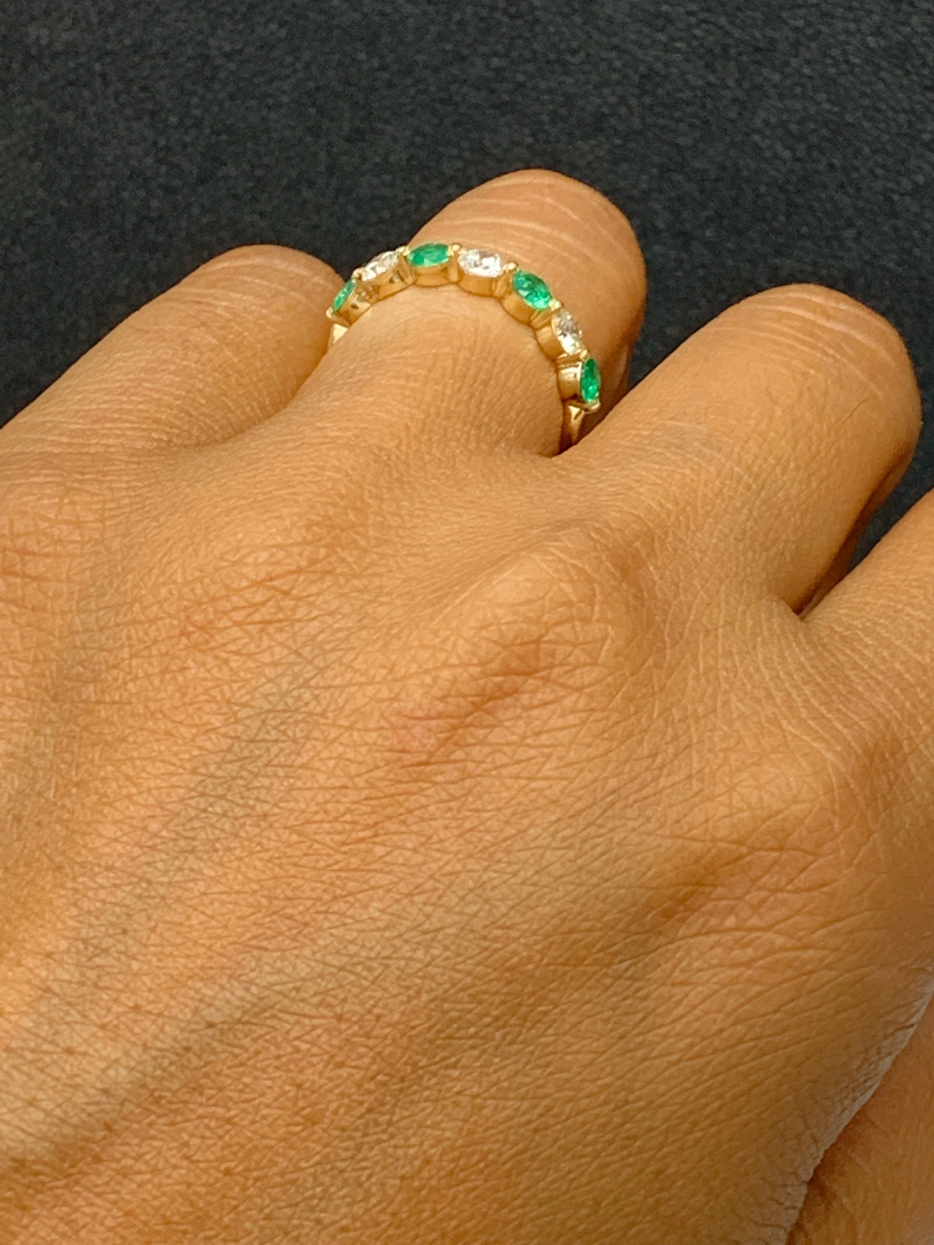 0,55 Carati Taglio Brilliante Smeraldo e Diamante 7 Pietre Fascia Nuziale 14K YellowGold in vendita 9