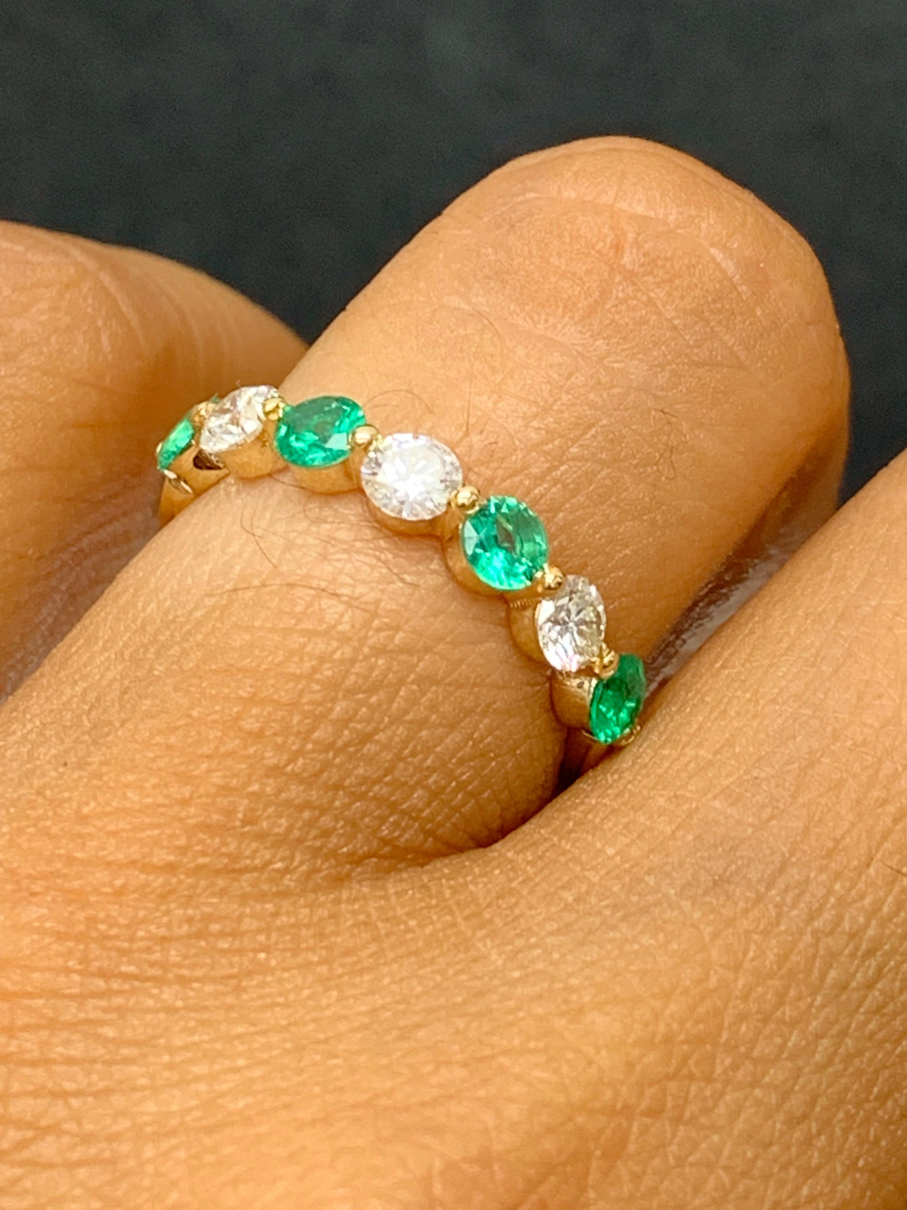 0,55 Carati Taglio Brilliante Smeraldo e Diamante 7 Pietre Fascia Nuziale 14K YellowGold in vendita 10