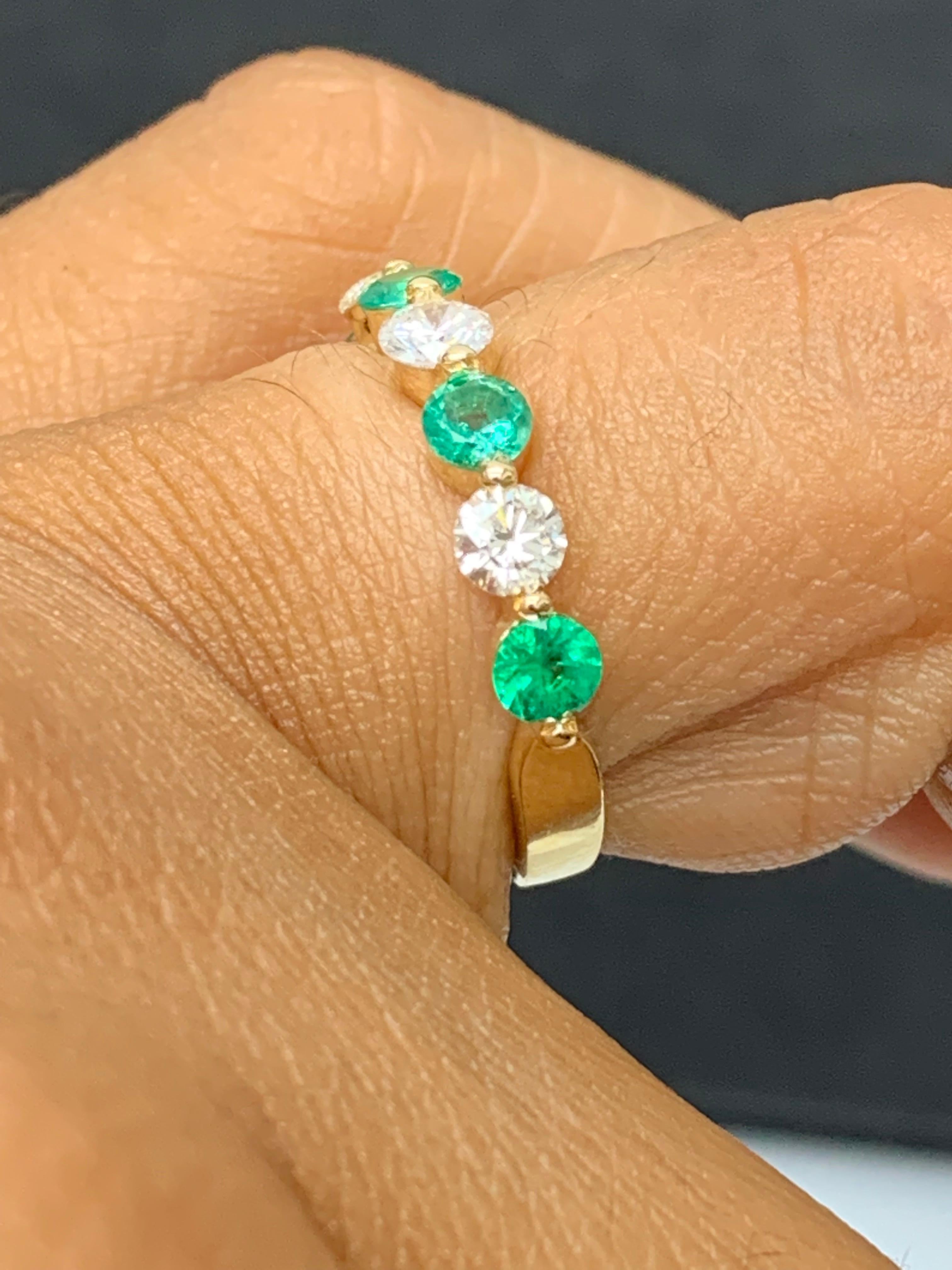 0,55 Carati Taglio Brilliante Smeraldo e Diamante 7 Pietre Fascia Nuziale 14K YellowGold in vendita 11