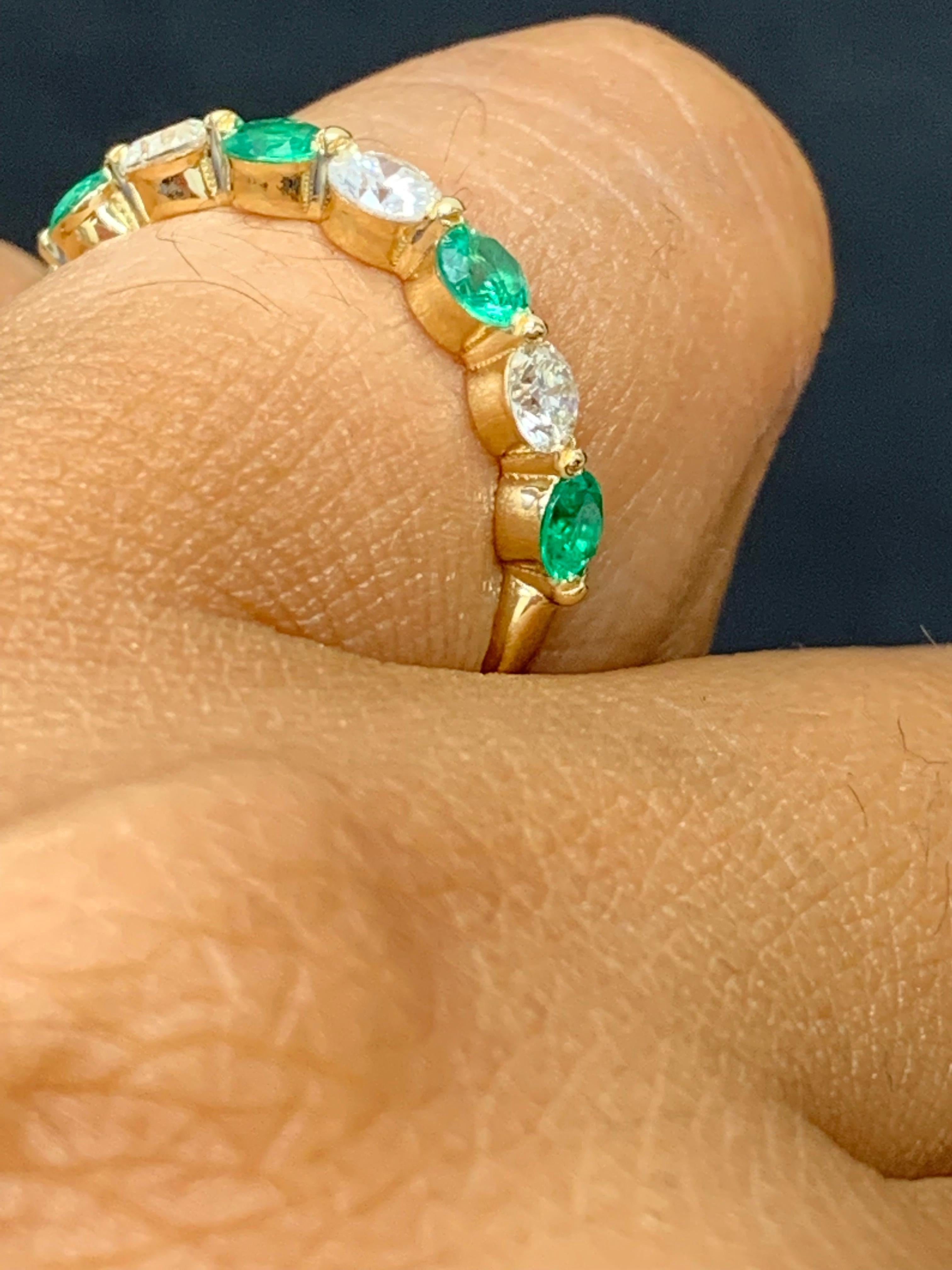 0,55 Carati Taglio Brilliante Smeraldo e Diamante 7 Pietre Fascia Nuziale 14K YellowGold in vendita 12