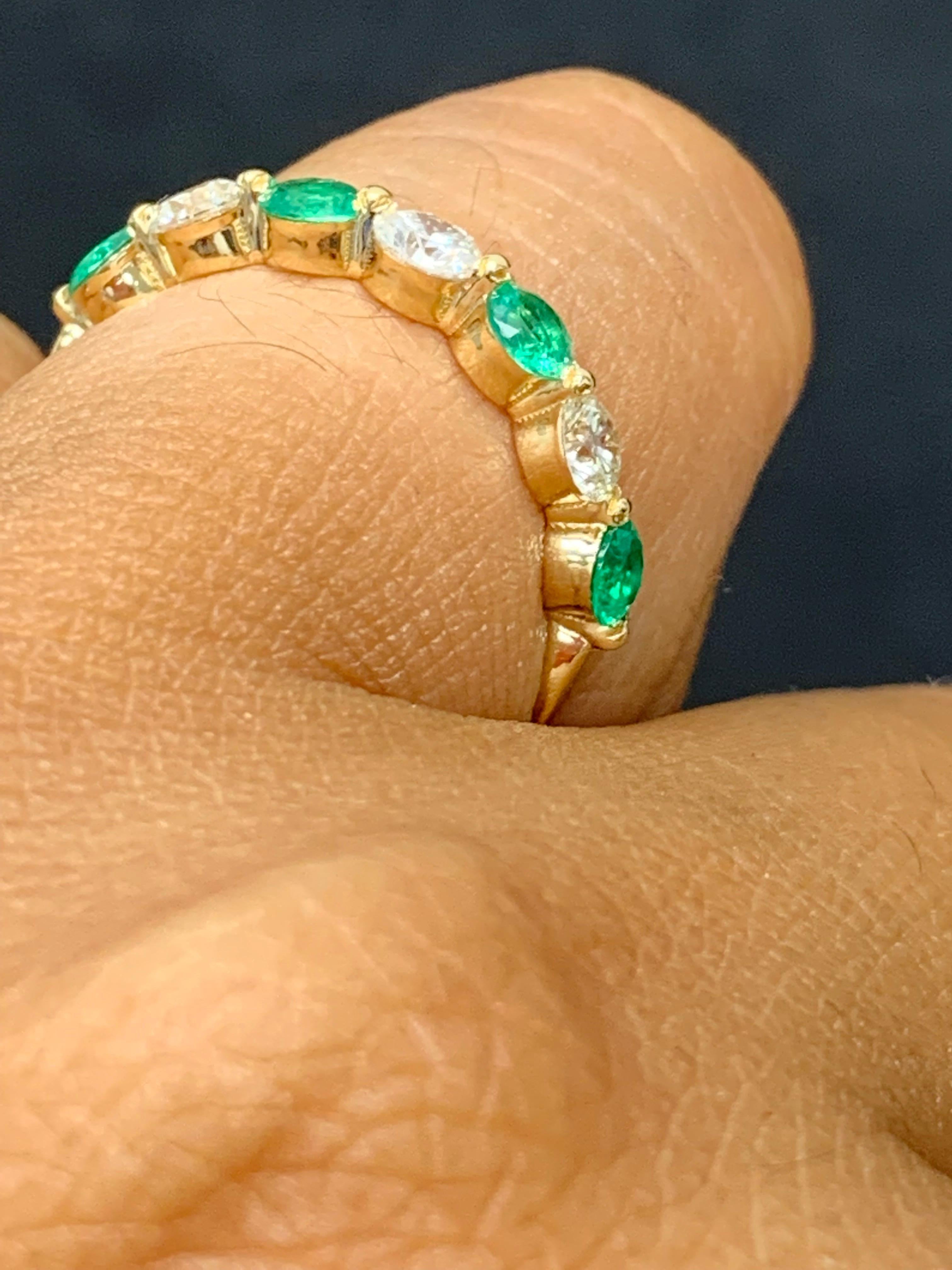 0,55 Carati Taglio Brilliante Smeraldo e Diamante 7 Pietre Fascia Nuziale 14K YellowGold in vendita 13