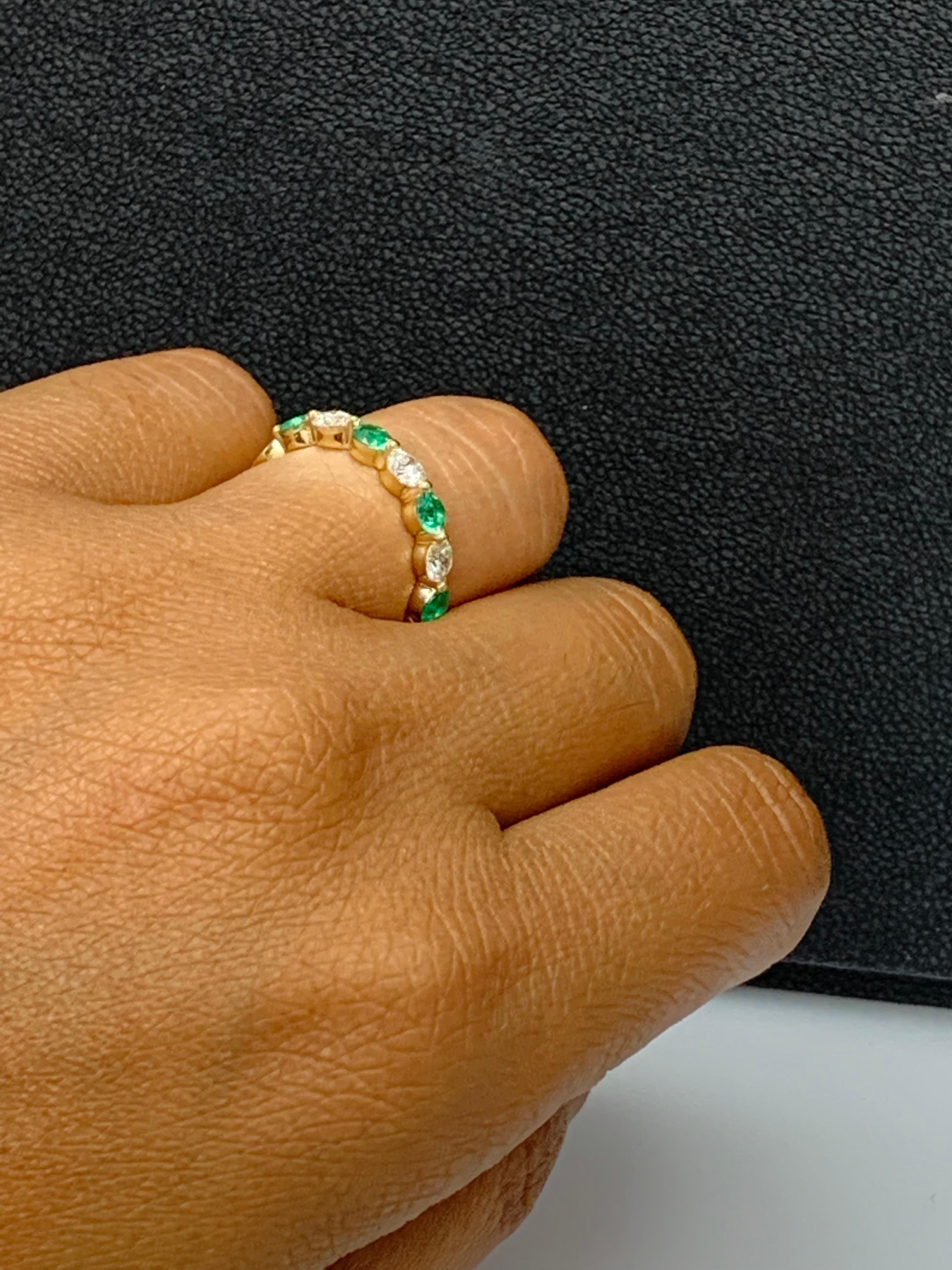 0,55 Carati Taglio Brilliante Smeraldo e Diamante 7 Pietre Fascia Nuziale 14K YellowGold in vendita 14