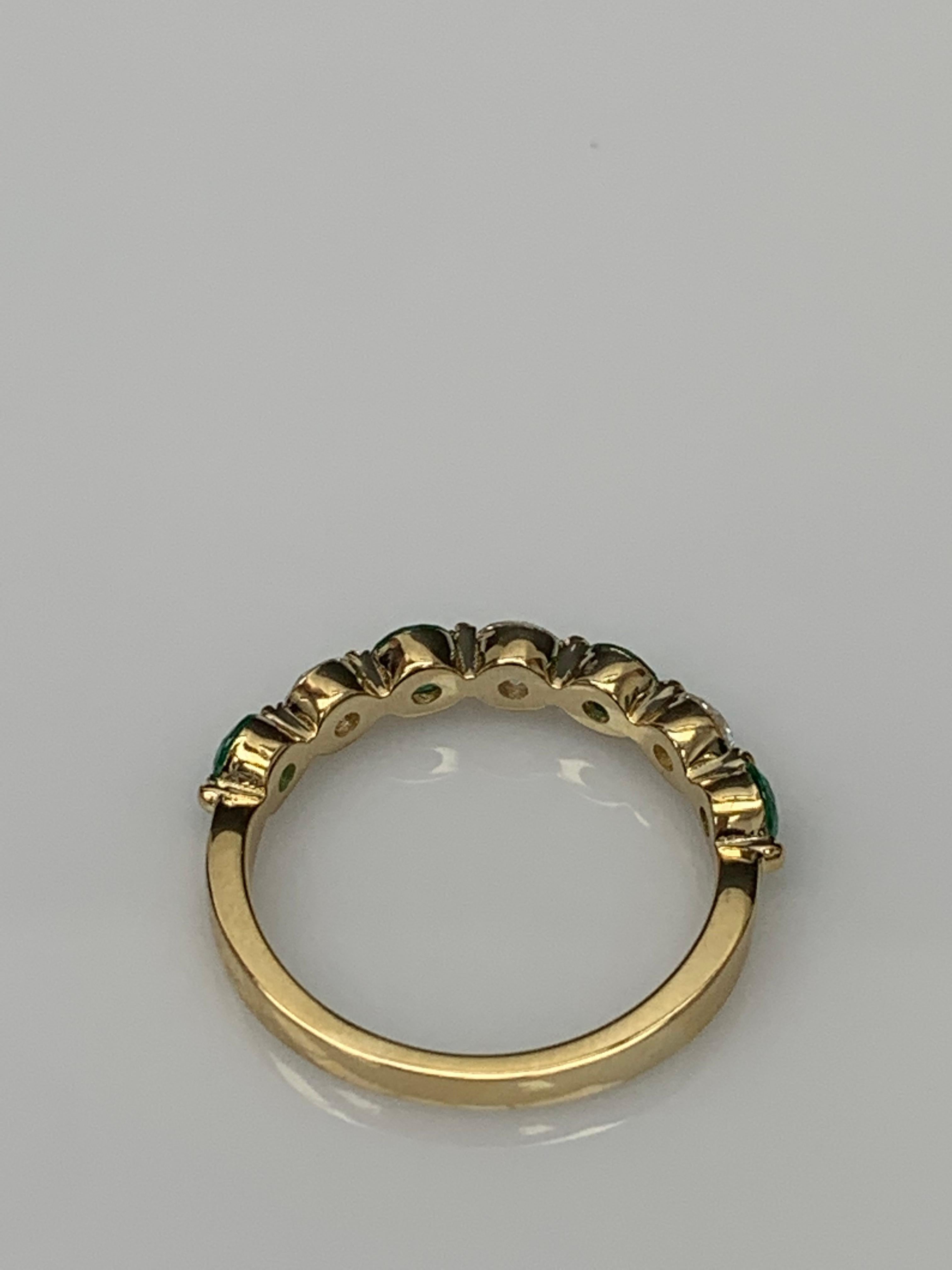 0,55 Carati Taglio Brilliante Smeraldo e Diamante 7 Pietre Fascia Nuziale 14K YellowGold In condizioni Nuovo in vendita a NEW YORK, NY