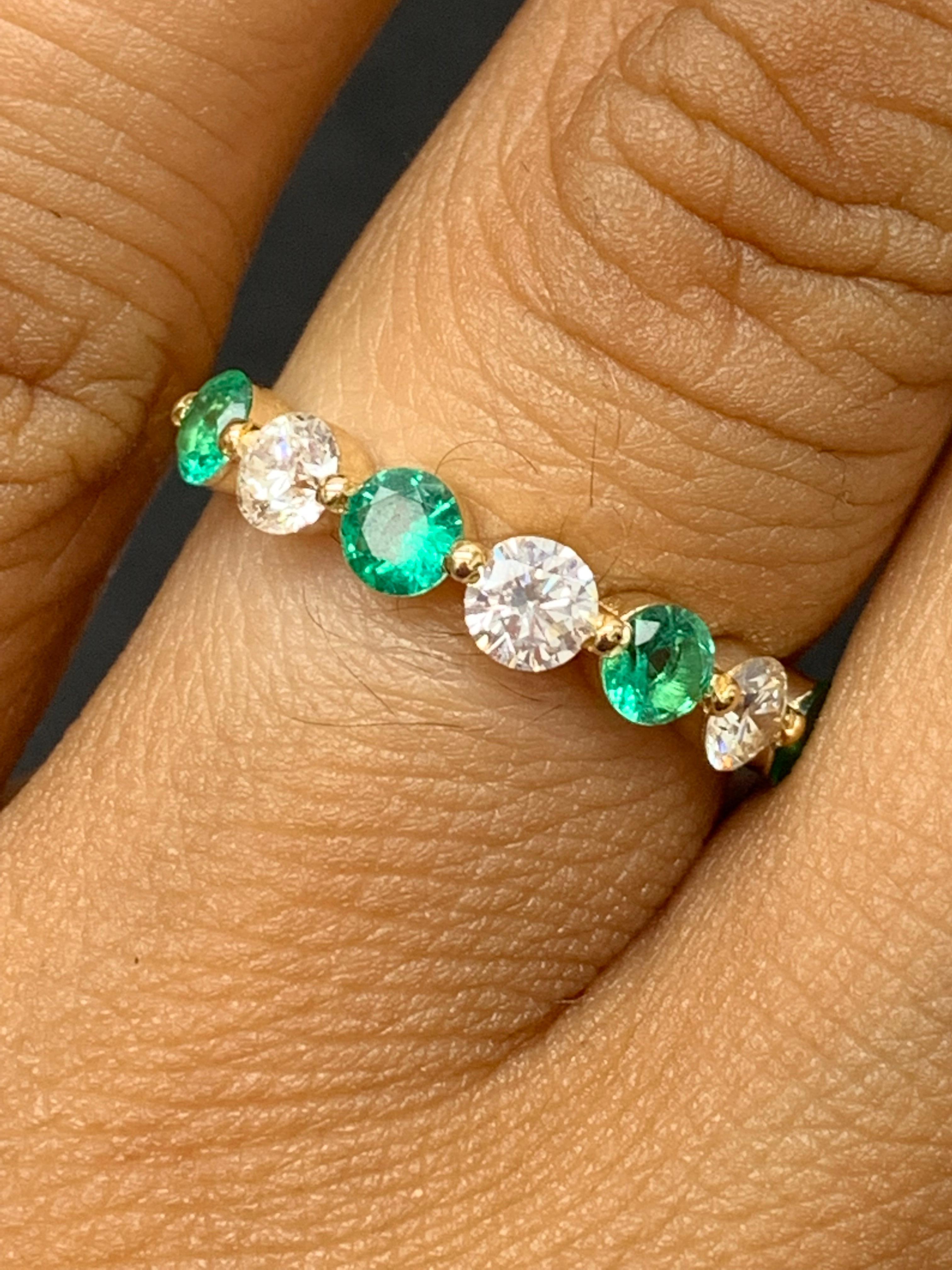 0,55 Carati Taglio Brilliante Smeraldo e Diamante 7 Pietre Fascia Nuziale 14K YellowGold in vendita 1