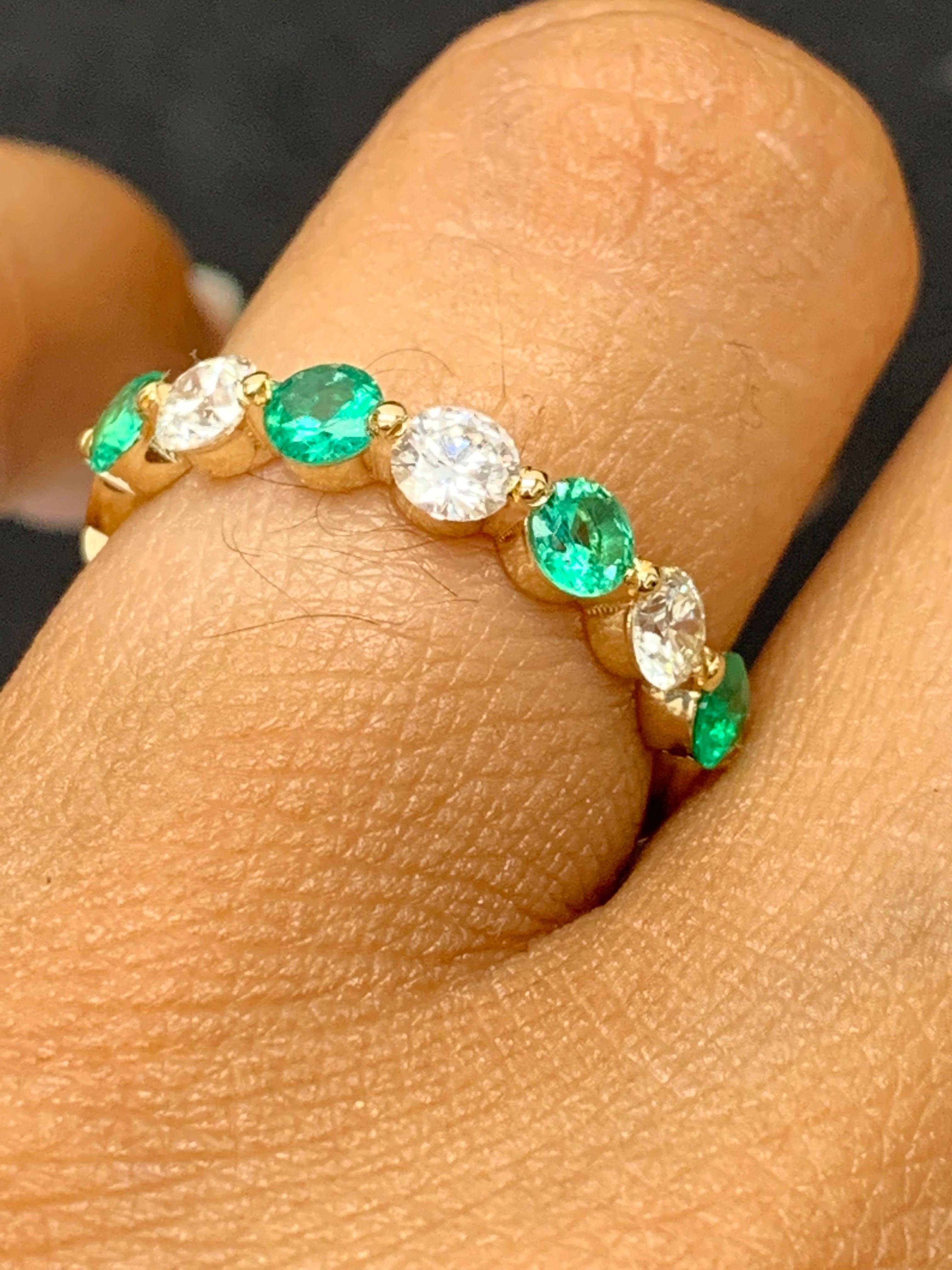 0,55 Carati Taglio Brilliante Smeraldo e Diamante 7 Pietre Fascia Nuziale 14K YellowGold in vendita 2