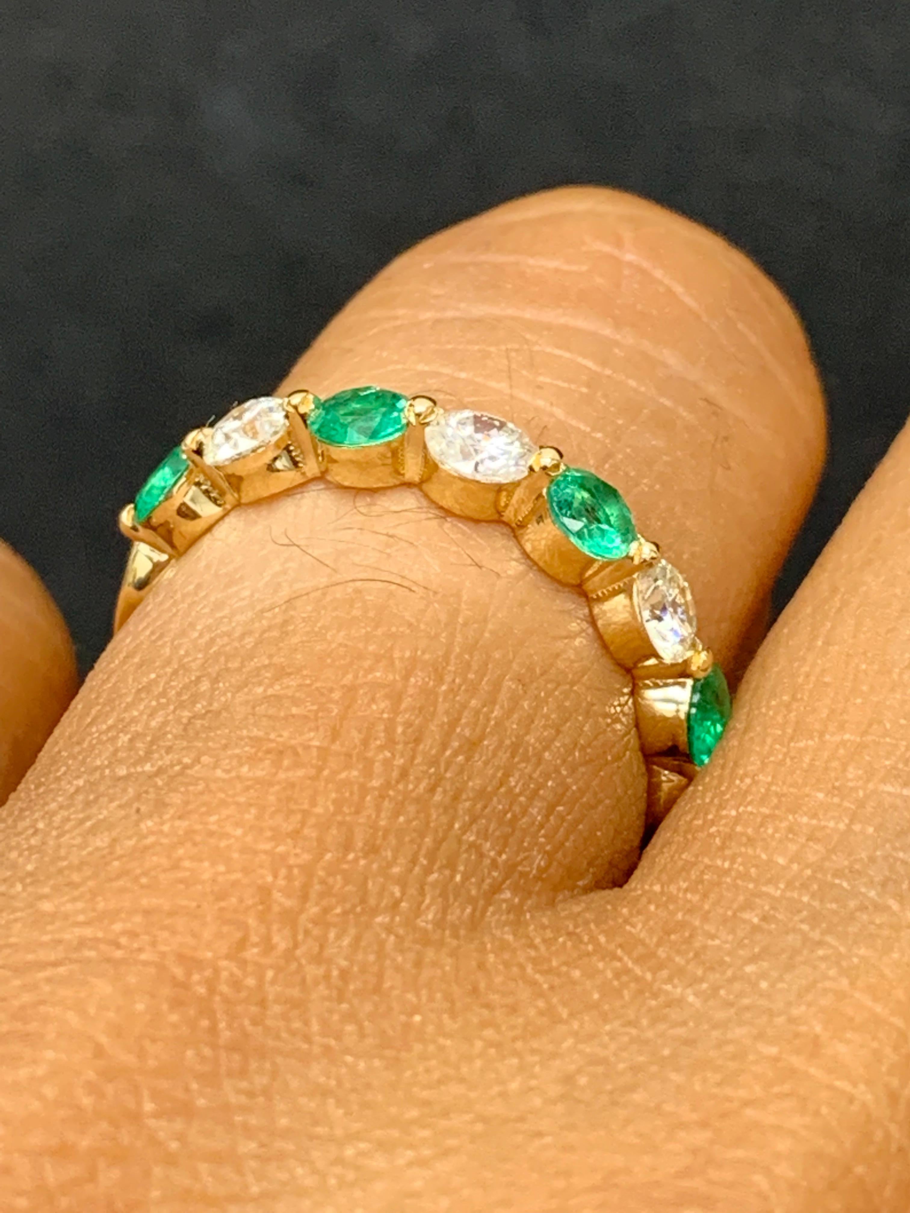 0,55 Carati Taglio Brilliante Smeraldo e Diamante 7 Pietre Fascia Nuziale 14K YellowGold in vendita 3