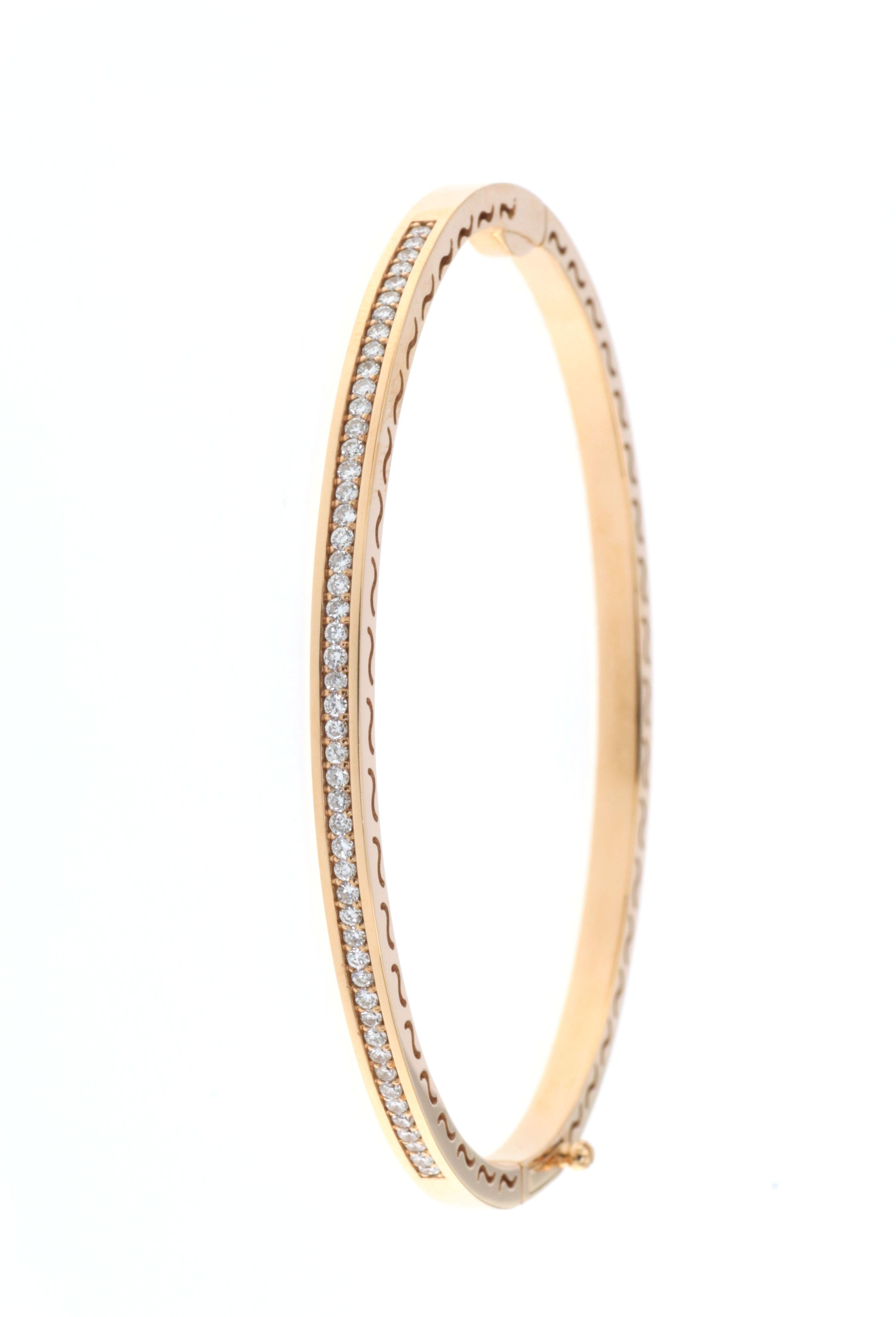 Dieser aus feinstem 18-karätigem Roségold gefertigte Armreif ist eine Studie in Eleganz und Schlichtheit. Er zeichnet sich durch eine durchgehende Linie runder Diamanten aus, die zusammen 0,55 Karat wiegen. Die Diamanten sind so gefasst, dass sie