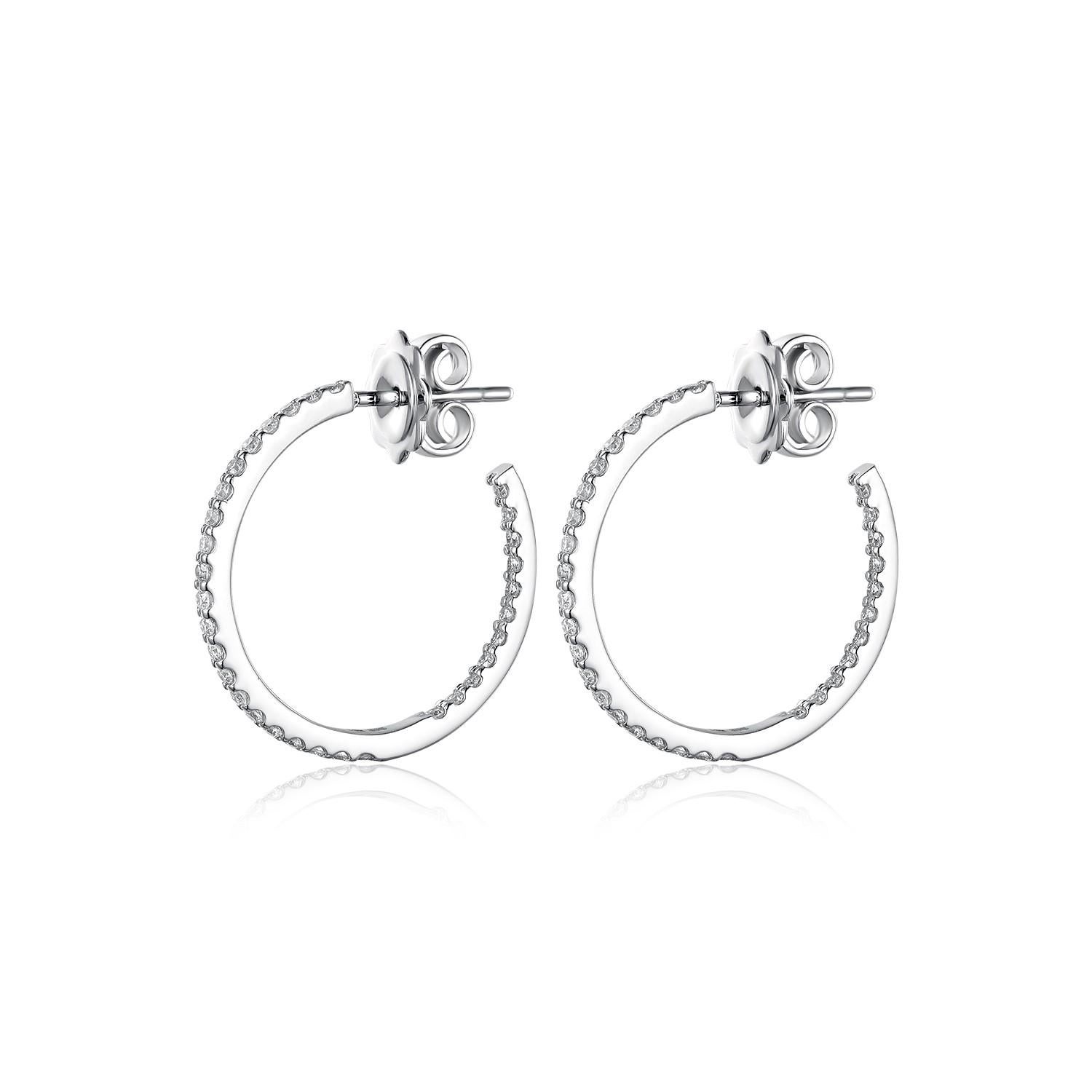 Questi classici orecchini a cerchio, finemente realizzati in oro bianco 14 carati, sono la quintessenza di ogni collezione di gioielli. Presentano un cerchio completo di diamanti radianti, per un totale di 0,55 carati, che impreziosiscono la