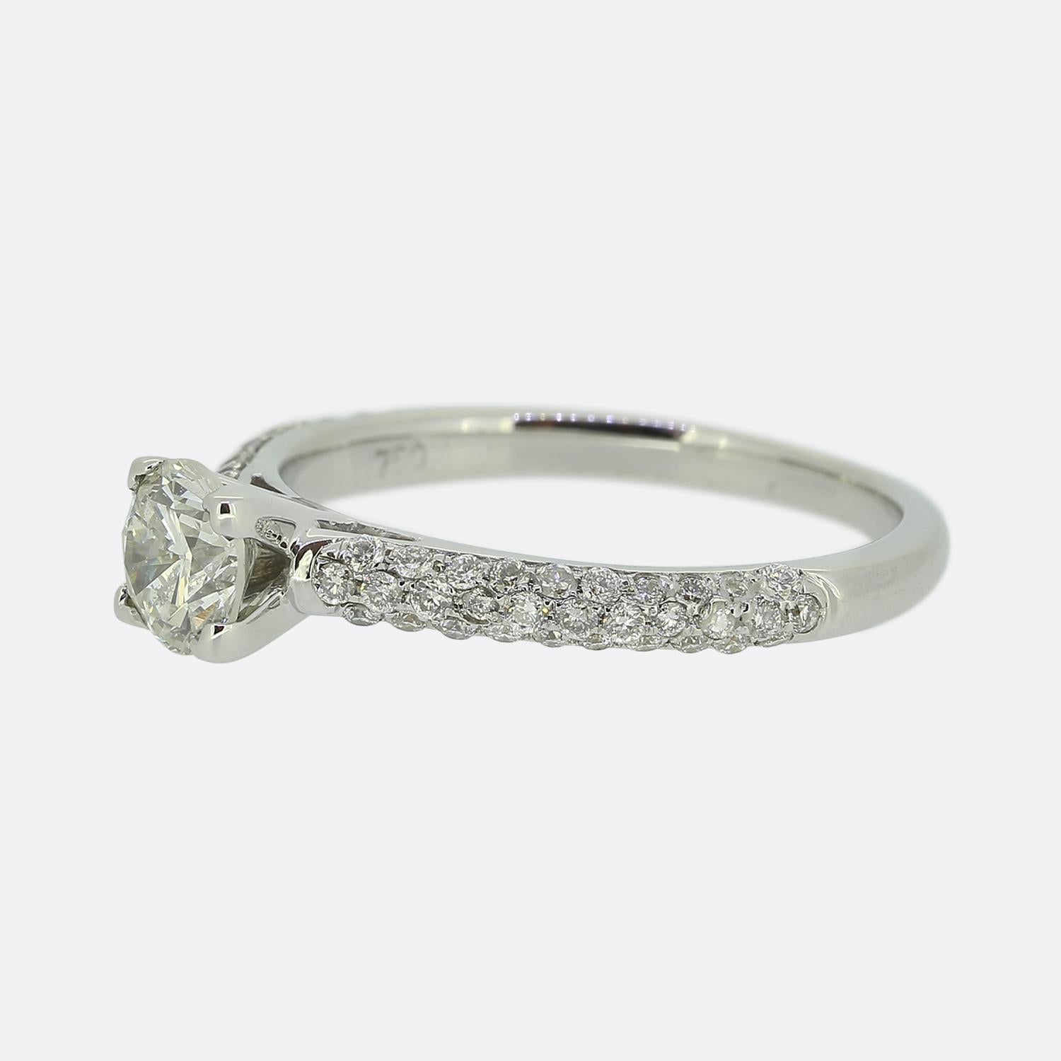 Aquí tenemos un anillo de compromiso solitario de diamantes de oro blanco de 18 ct. Esta pieza presenta un único diamante redondo de talla brillante de 0,55 quilates en el centro de la cara engastado en una montura elevada de cuatro garras en medio