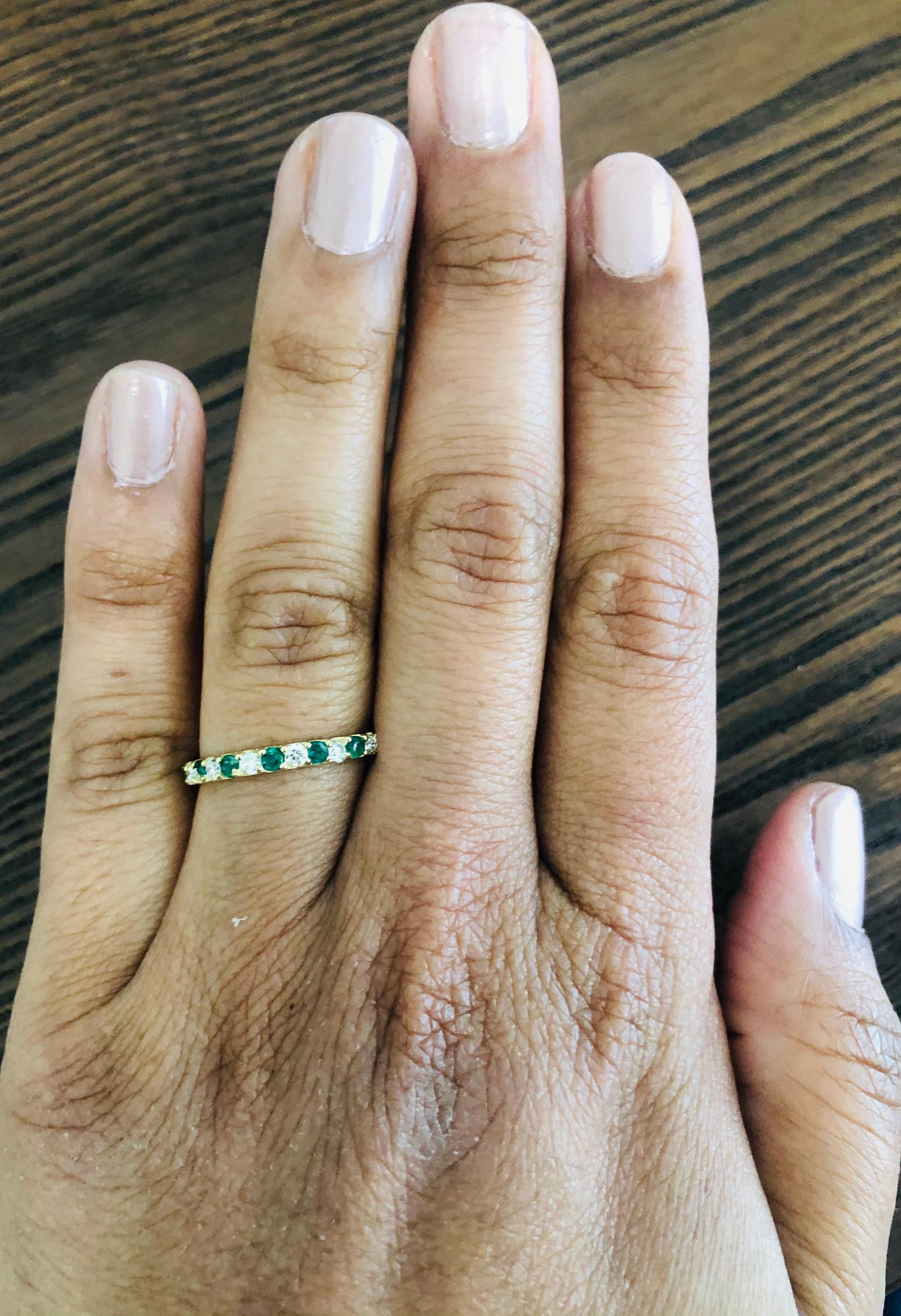 0.55 Carat Emerald and Diamond 18 Karat Yellow Gold Band In New Condition For Sale In Los Angeles, CA
