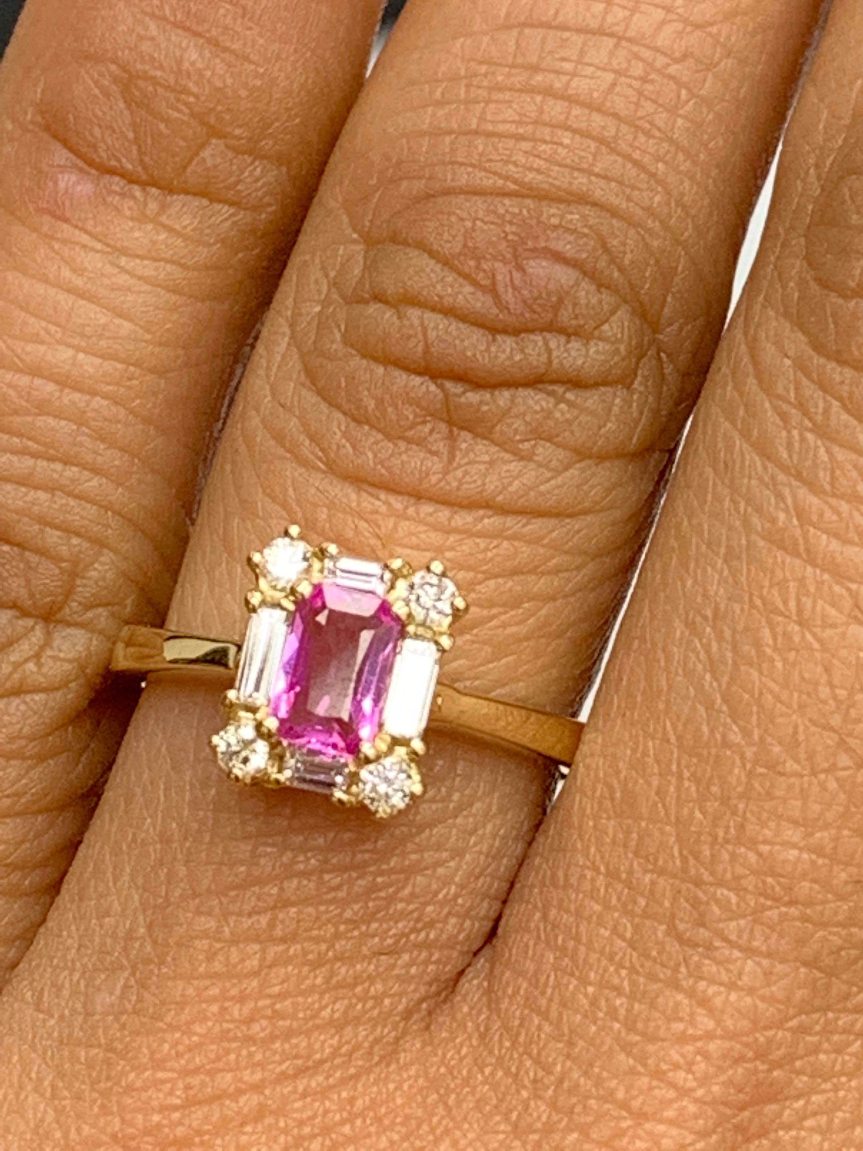 0,55 Karat rosa Saphir im Smaragdschliff und Diamantring 14K Gelbgold (Moderne) im Angebot