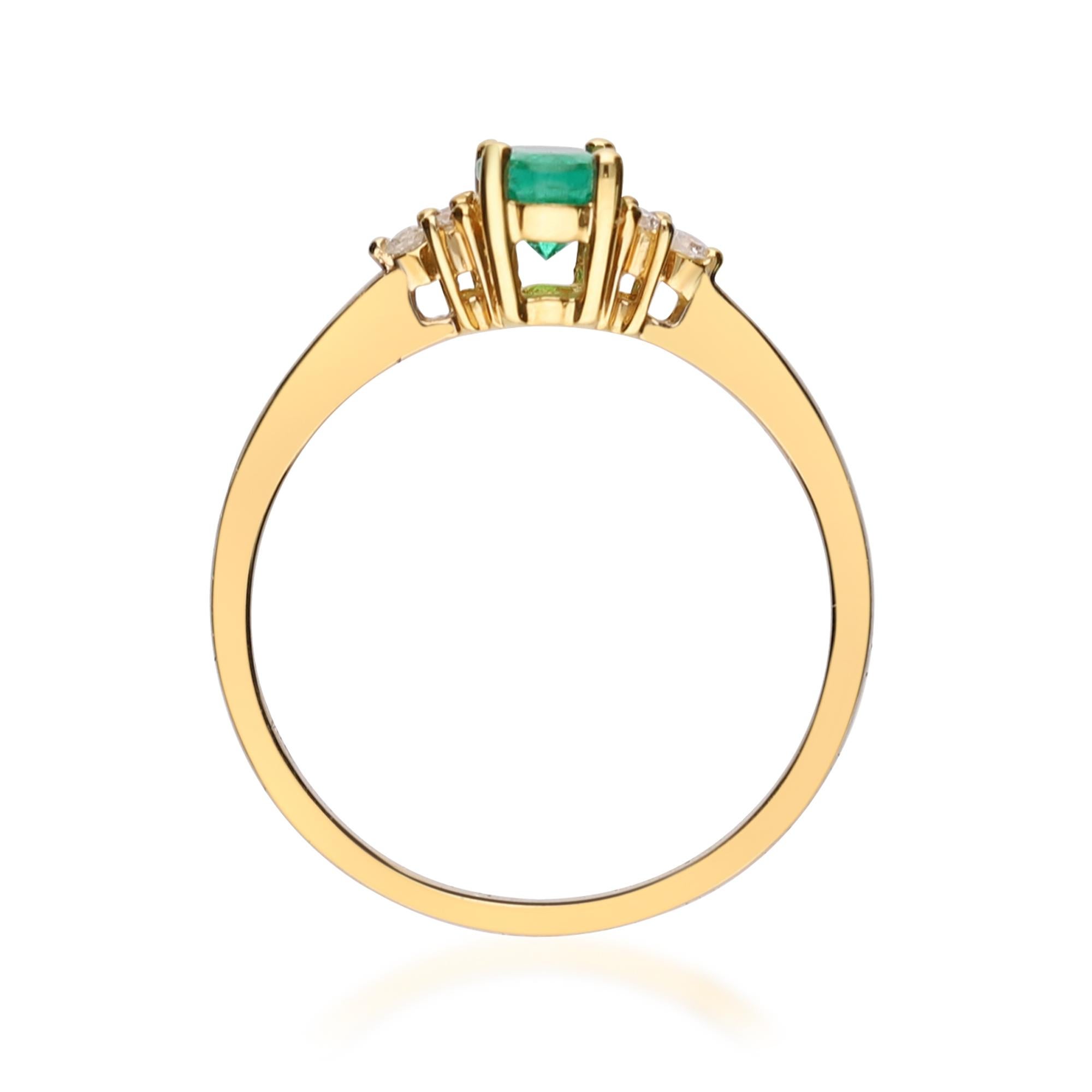 Taille ovale 0.55 Carat Emerald Oval Cut Diamond Accents 10K Yellow Gold Engagement Ring en vente