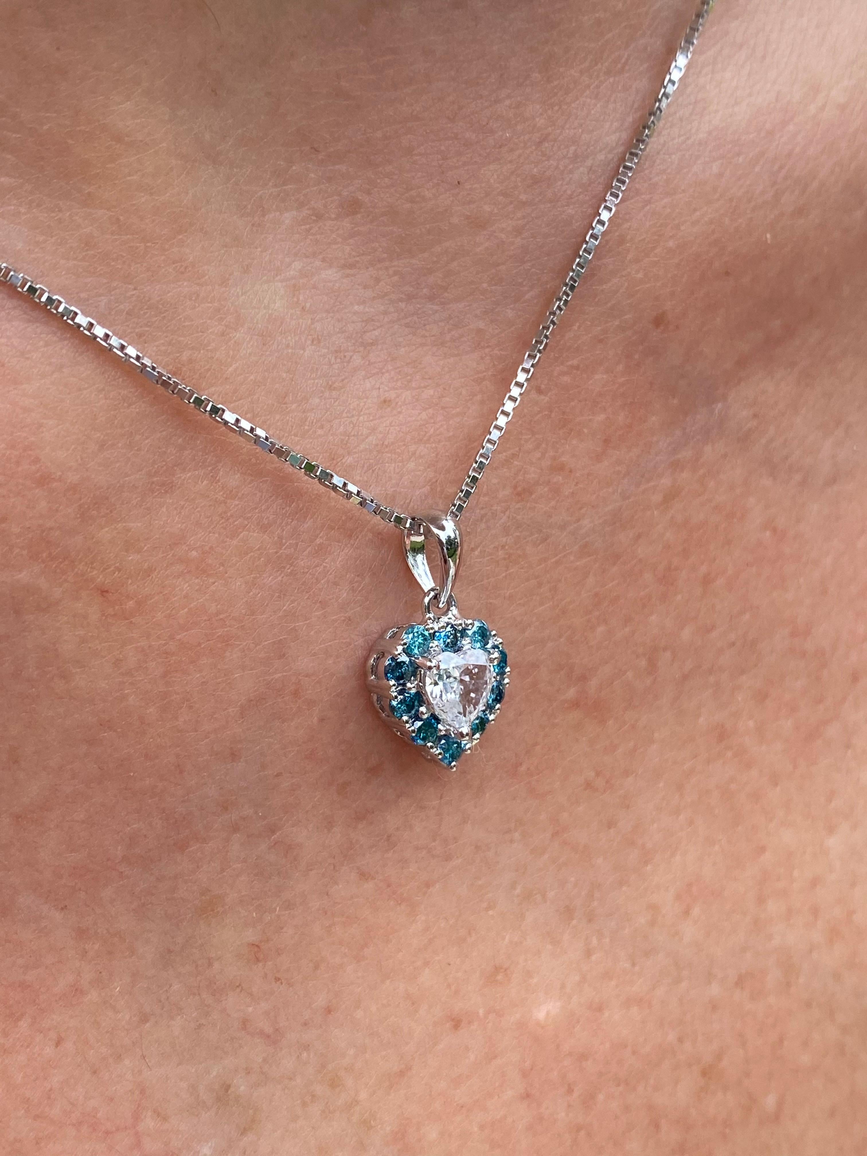 0.55 Carat Heart-Shape White Diamond and Blue Diamond 18 Karat Gold Pendant In New Condition In Miami, FL