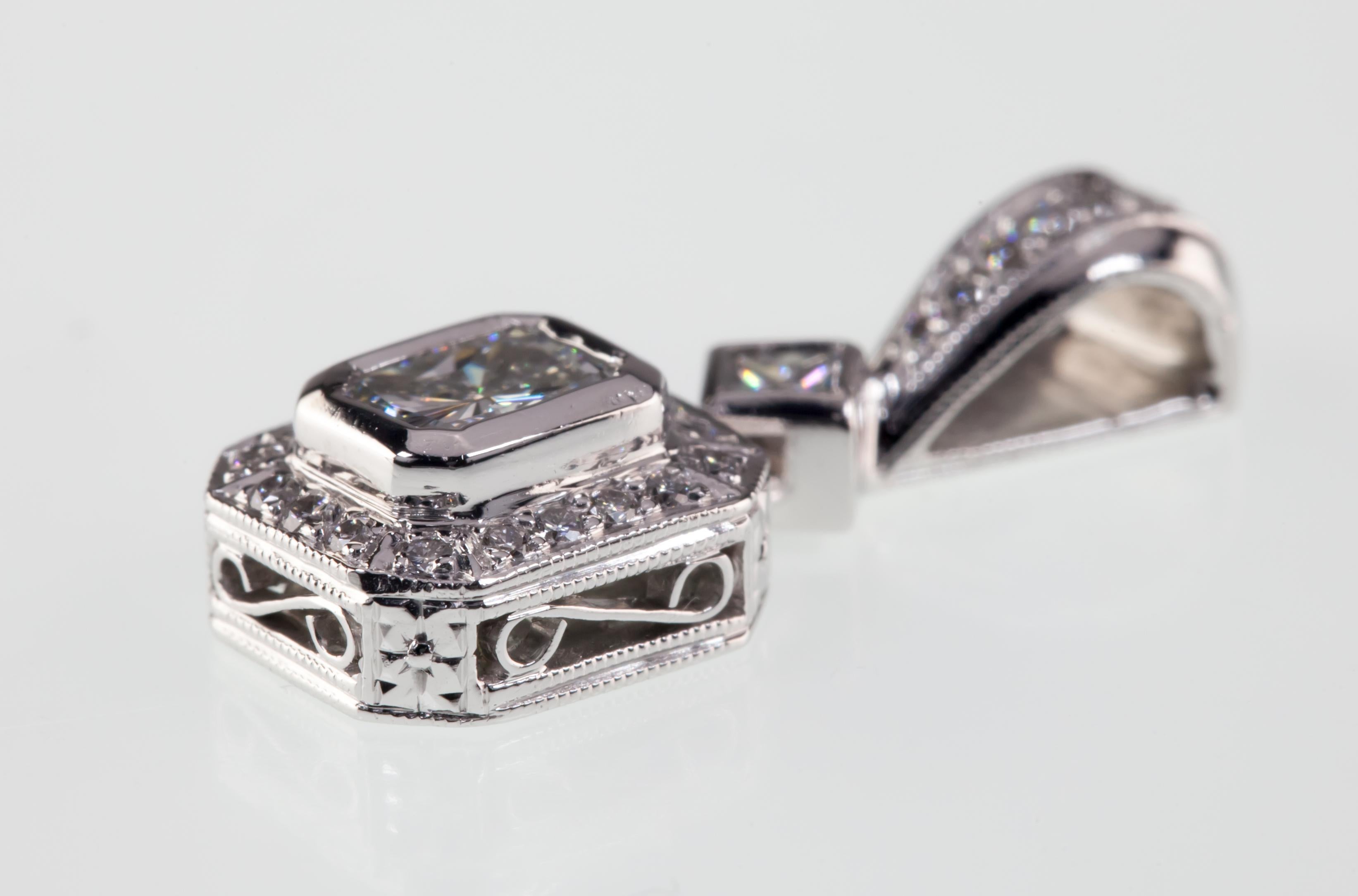 Wunderschöner Diamant-Anhänger von Michael Beaudry
Features Appx 0,35 Ct Radiant Cut Solitär Diamant mit 0,20 Ct Akzent Stones
Durchschnittliche Farbe = G
Durchschnittliche Reinheit = VS2
Zarte Galeriearbeit und Milgrain-Details an den Seiten und