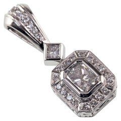 Michael Beaudry Pendentif solitaire en platine avec diamant taille radiant de 0,55 carat