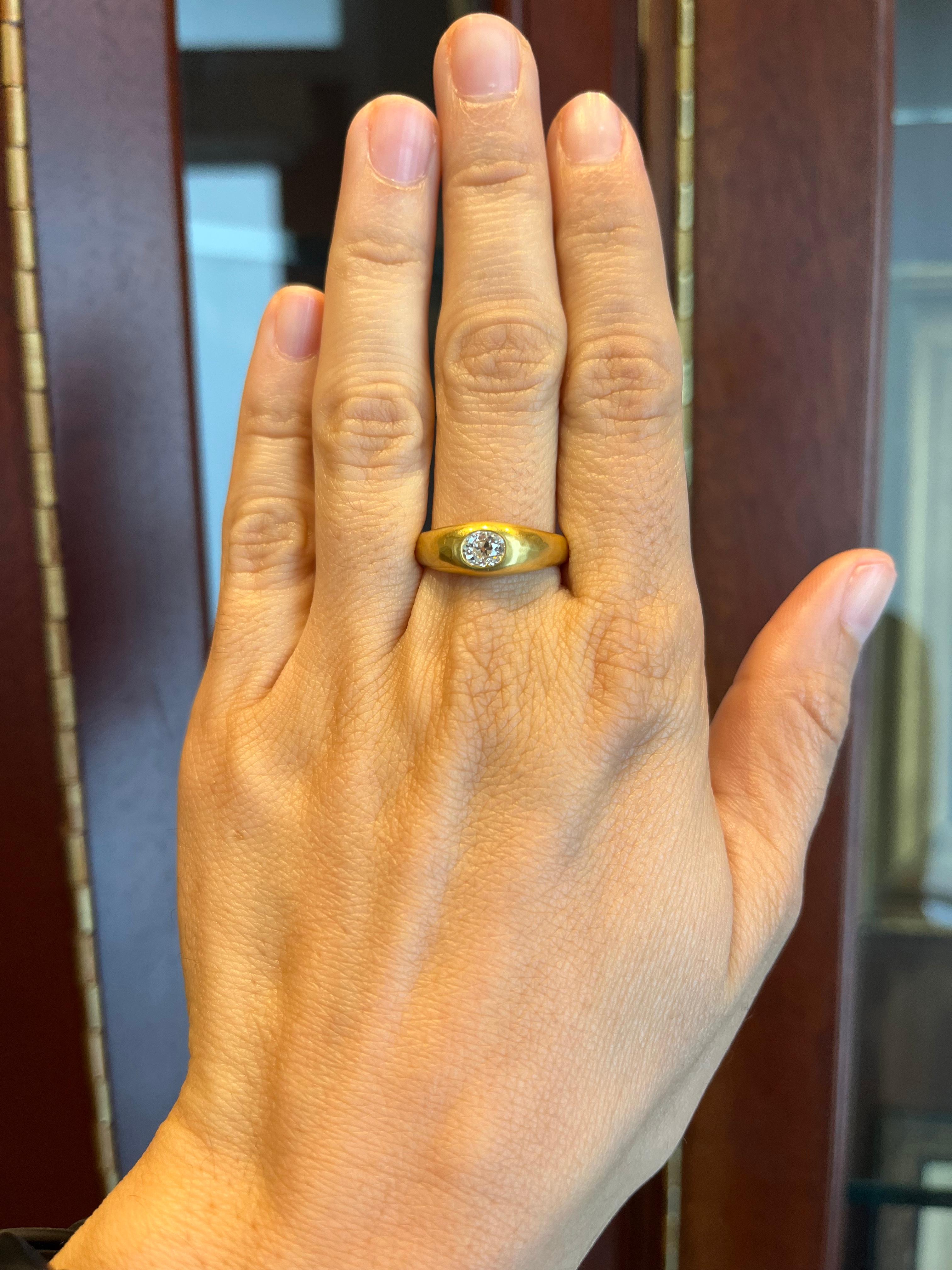 La beauté de ce diamant taille ancienne de 0,55ct réside dans son charme ancien, serti dans un riche or jaune 22K au fini martelé mat. La taille vieille mine, avec son éclat distinct, confère un sens de l'histoire à cette bague gitane solitaire