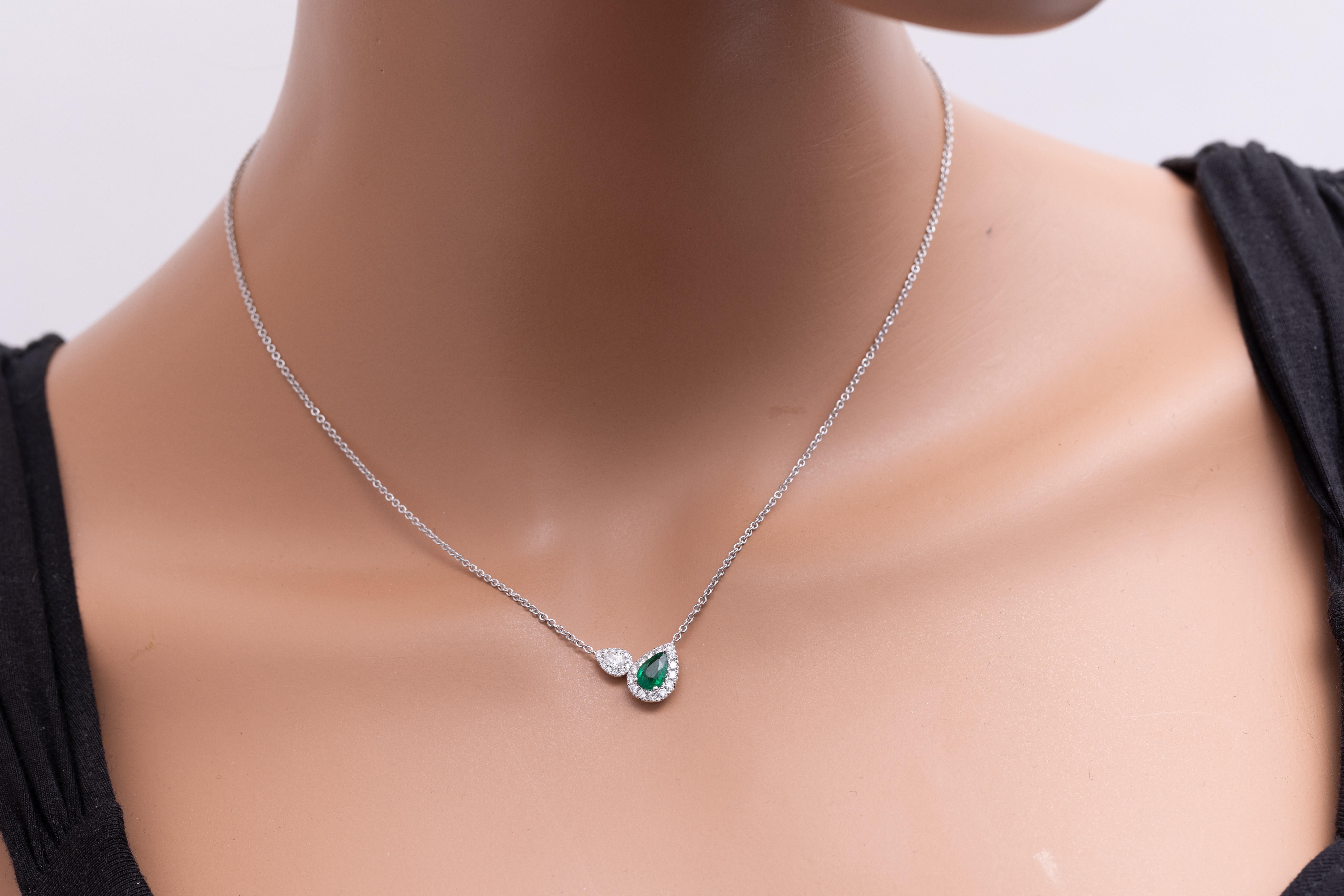 Taglio a goccia Collana di smeraldi fini a forma di pera da 0,55 carati con diametro di 0,37 carati in 14W/Y Ref1208 in vendita