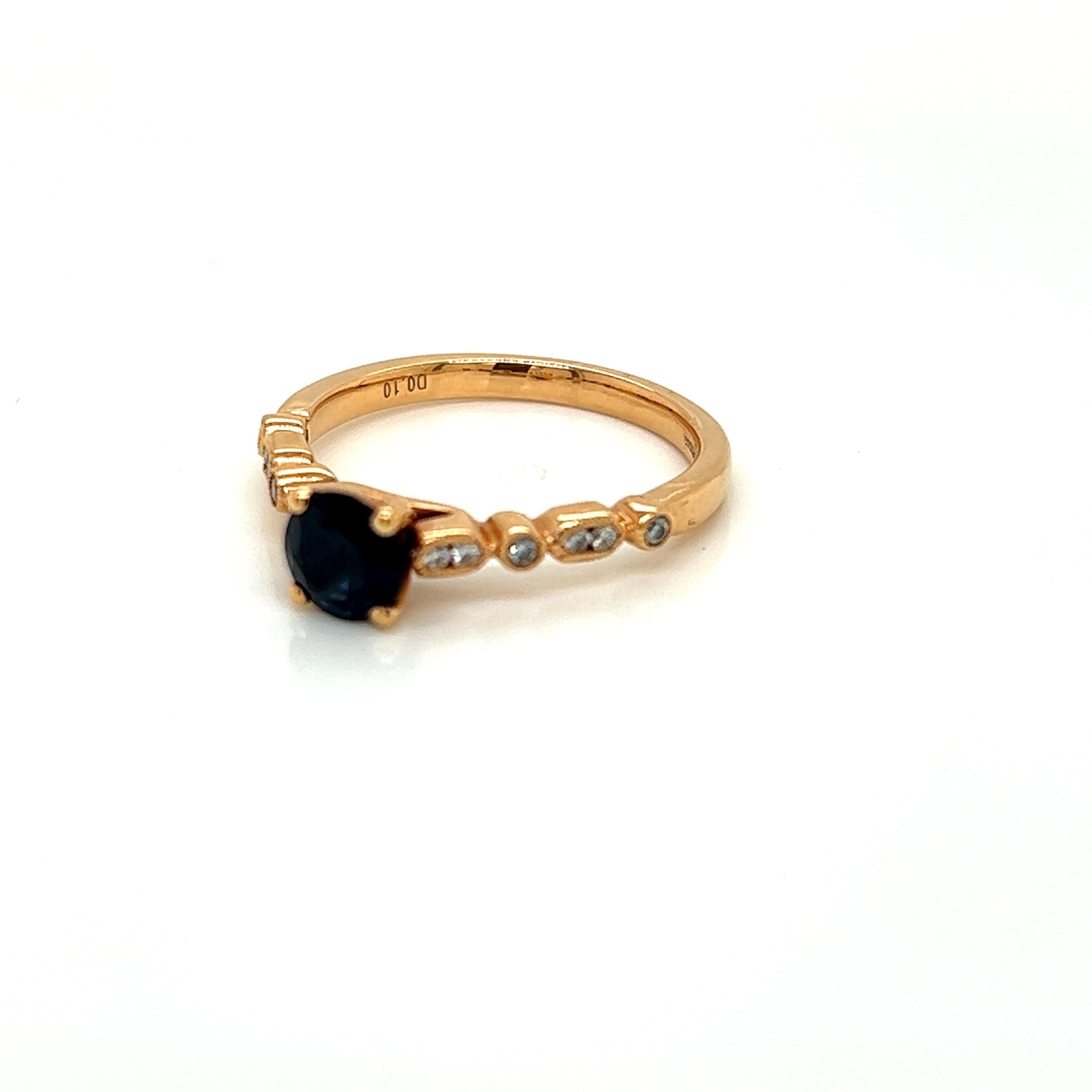 Anillo de diamantes y zafiro azul brillante redondo de 0,55 quilates en oro rosa de 18 quilates Corte redondo en venta