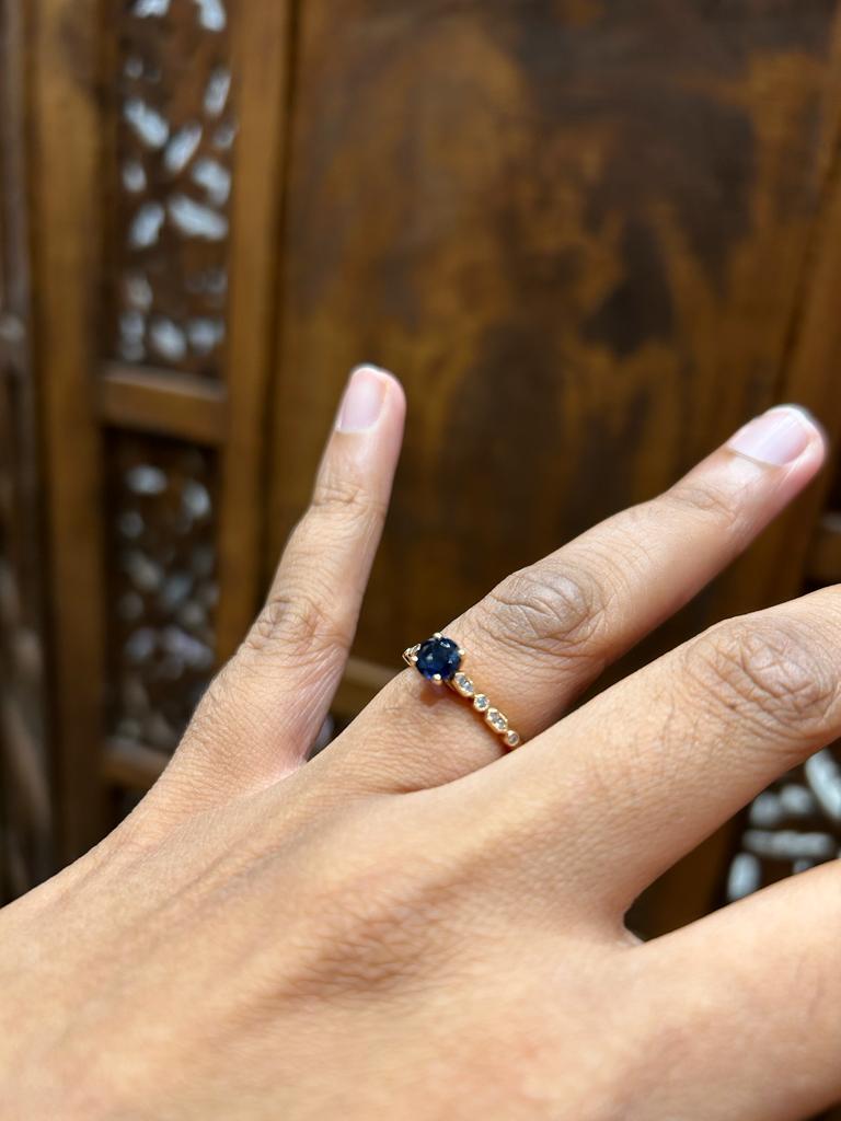 0.55 Carat Round Brilliant Blue Sapphire and Diamond Ring in 18K Rose Gold For Sale 1