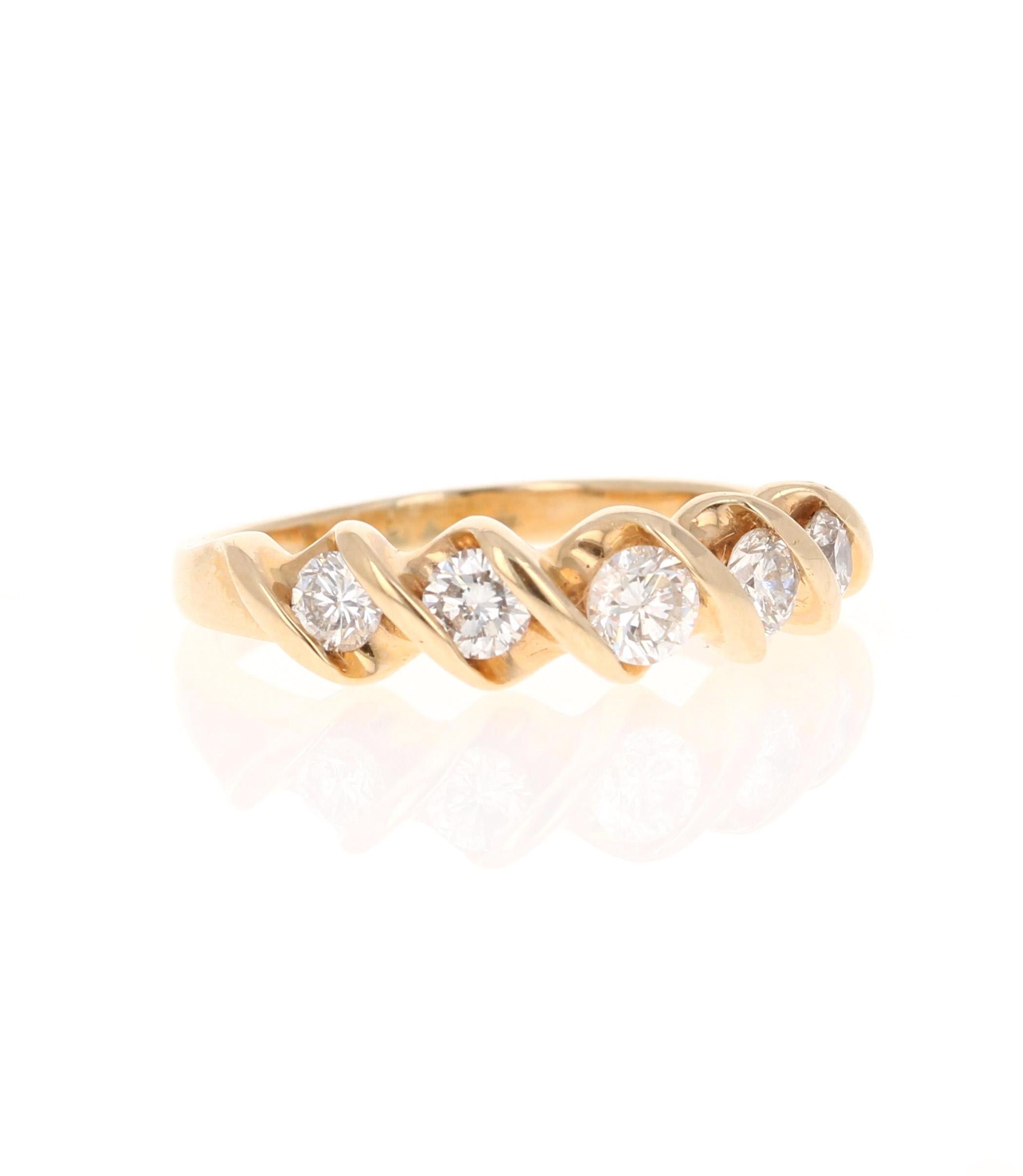 Ein wunderschönes Band, das als einzelnes Band getragen oder mit anderen Bändern in anderen Goldfarben kombiniert werden kann! 

Dieser Ring hat 5 Diamanten im Rundschliff mit einem Gewicht von 0,55 Karat. Die Reinheit und Farbe der Diamanten sind