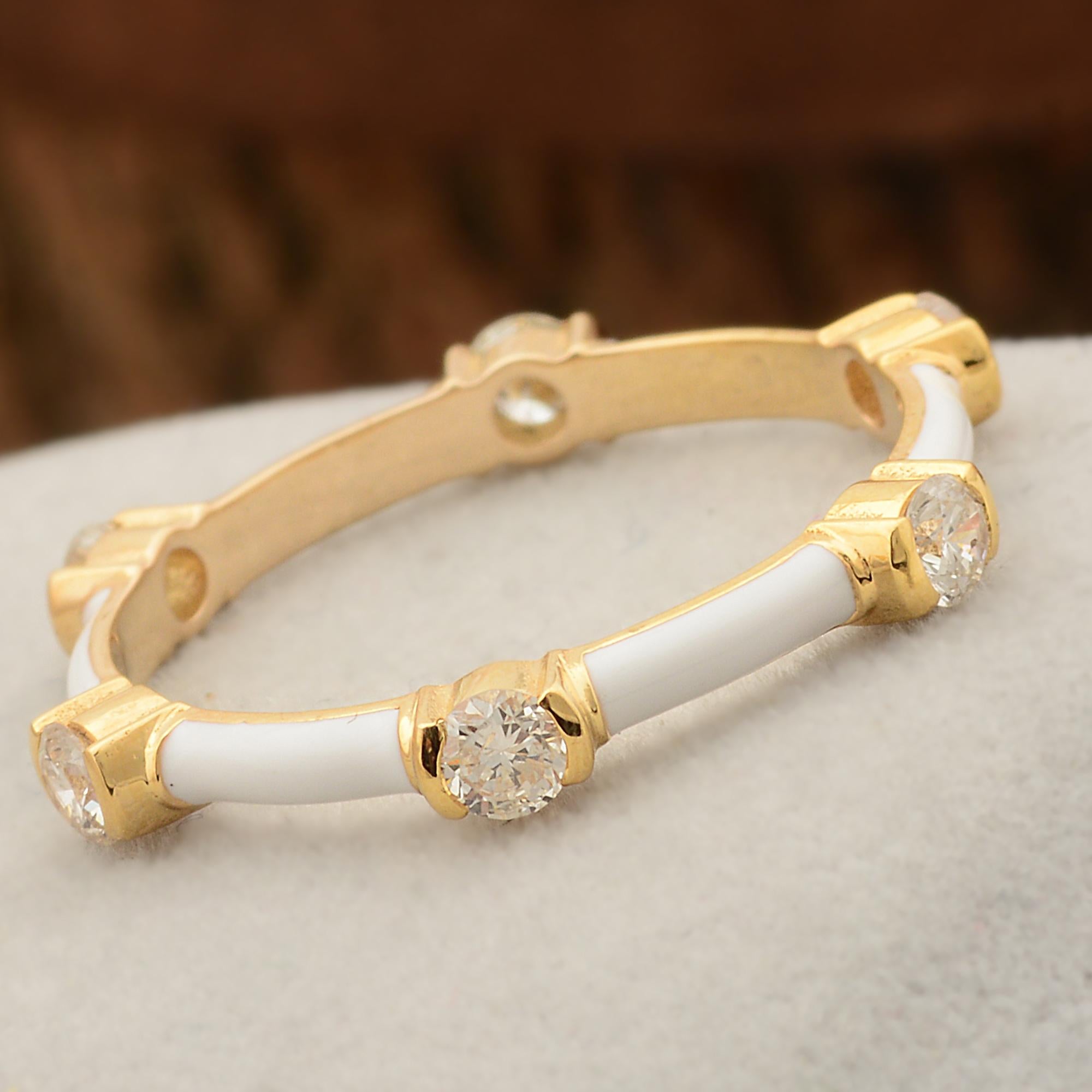 Dieser mit viel Liebe zum Detail handgefertigte Diamant-Emaille-Ring ist ein wahrer Beweis für die Kunstfertigkeit der Schmuckherstellung. Der warme Glanz der Fassung aus 18 Karat Gelbgold ist die perfekte Ergänzung zu dem schillernden Diamanten und