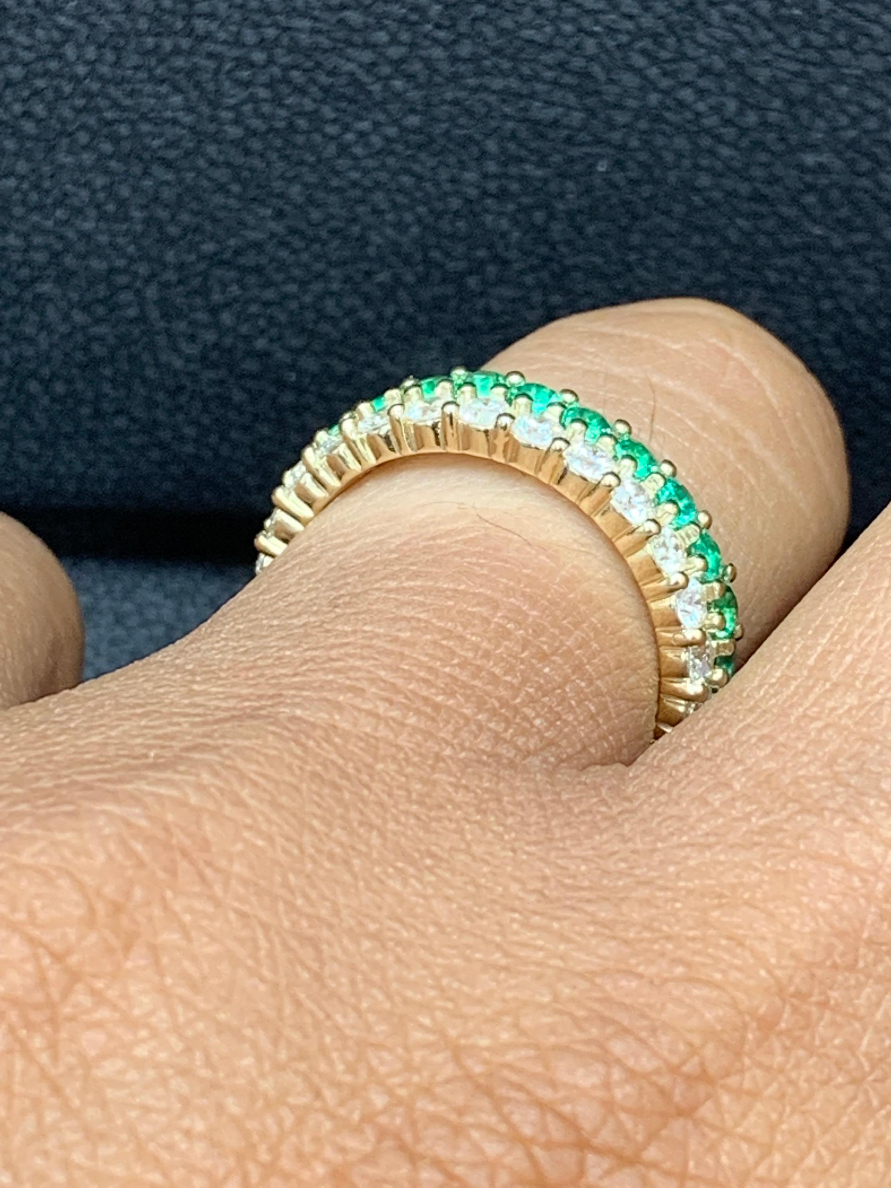 0.55 Ct Round Shape Emerald and Diamond Double Row Band Ring in 14K Yellow Gold In New Condition For Sale In NEW YORK, NY