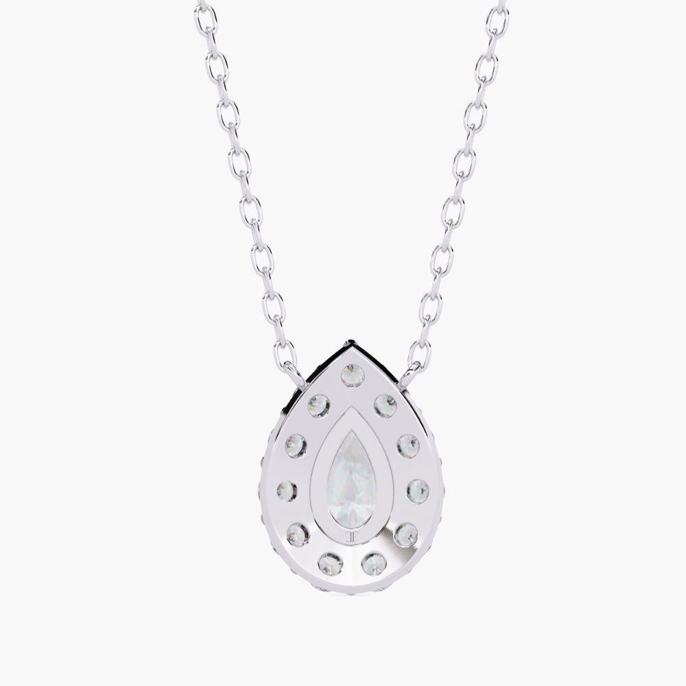 Contemporaneo Collana con diamante aureolato a forma di pera da 0,55 carati in oro 14K in vendita