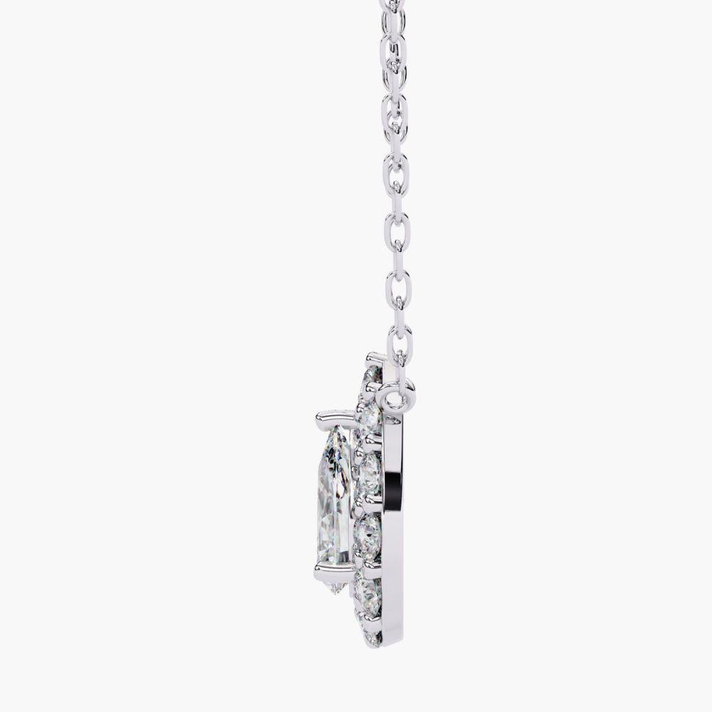 Collana con diamante aureolato a forma di pera da 0,55 carati in oro 14K In condizioni Nuovo in vendita a New York, NY