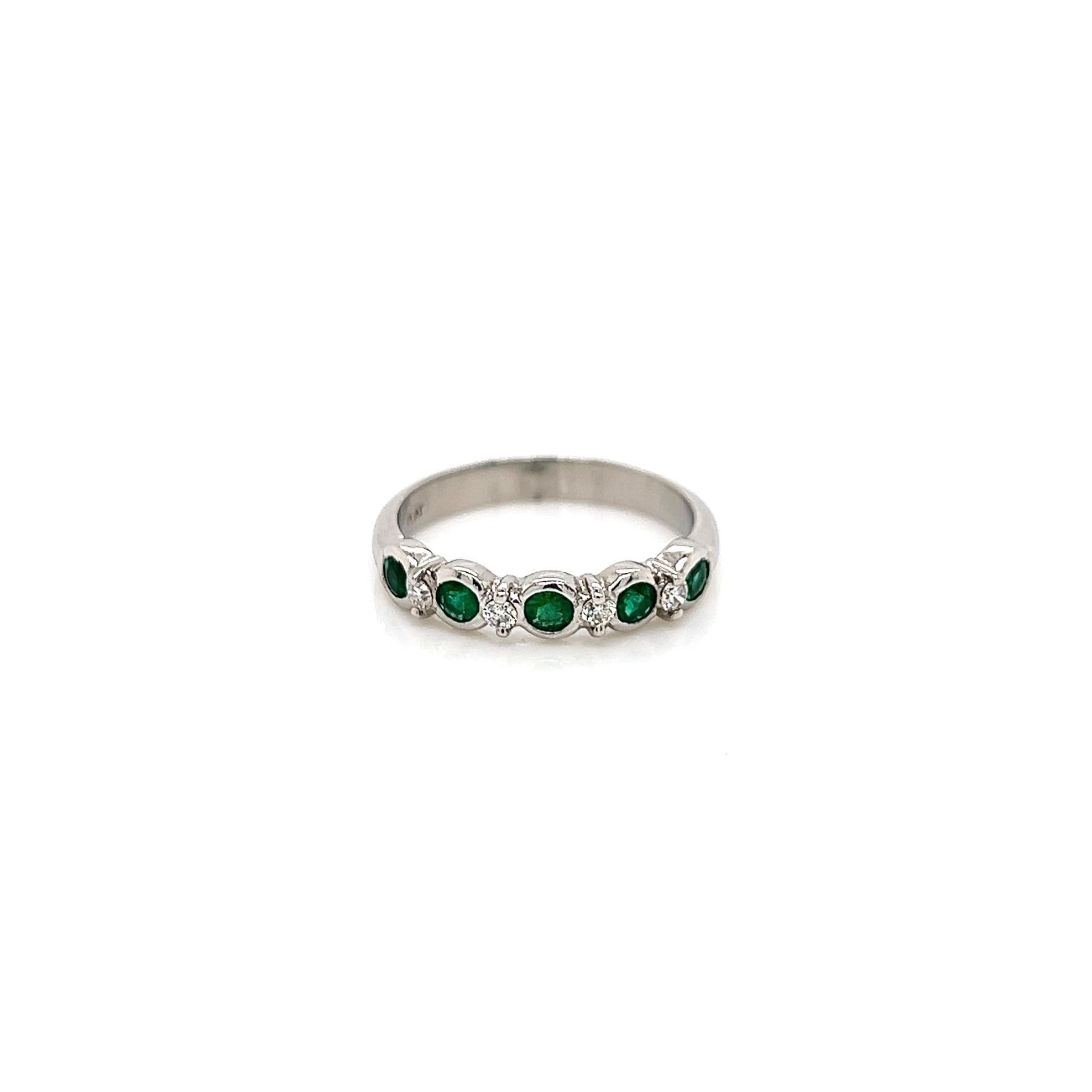 0.bague pour femme avec émeraude verte et diamant de 55 carats au total

-Type de métal : Platine
-émeraude verte colombienne ronde de 0,40 carat
-diamants naturels ronds de 0,15 carat, couleur G-H, pureté SI
-Taille 6.75

Fabriqué à New York